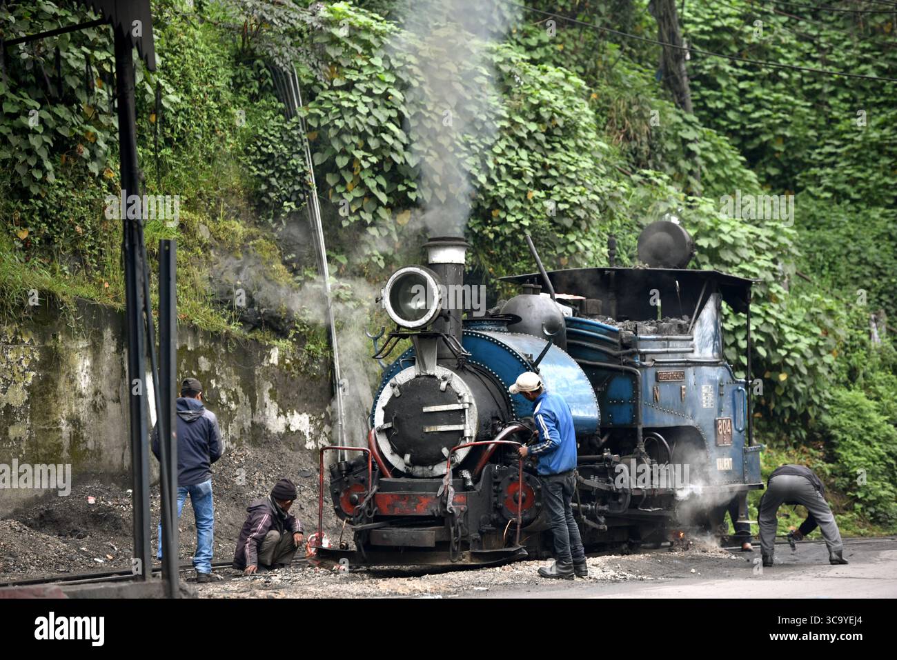 Un motore di Darjeeling Toy Train è stato riparato in un locale capannone a Darjeeling, in India. Foto Stock
