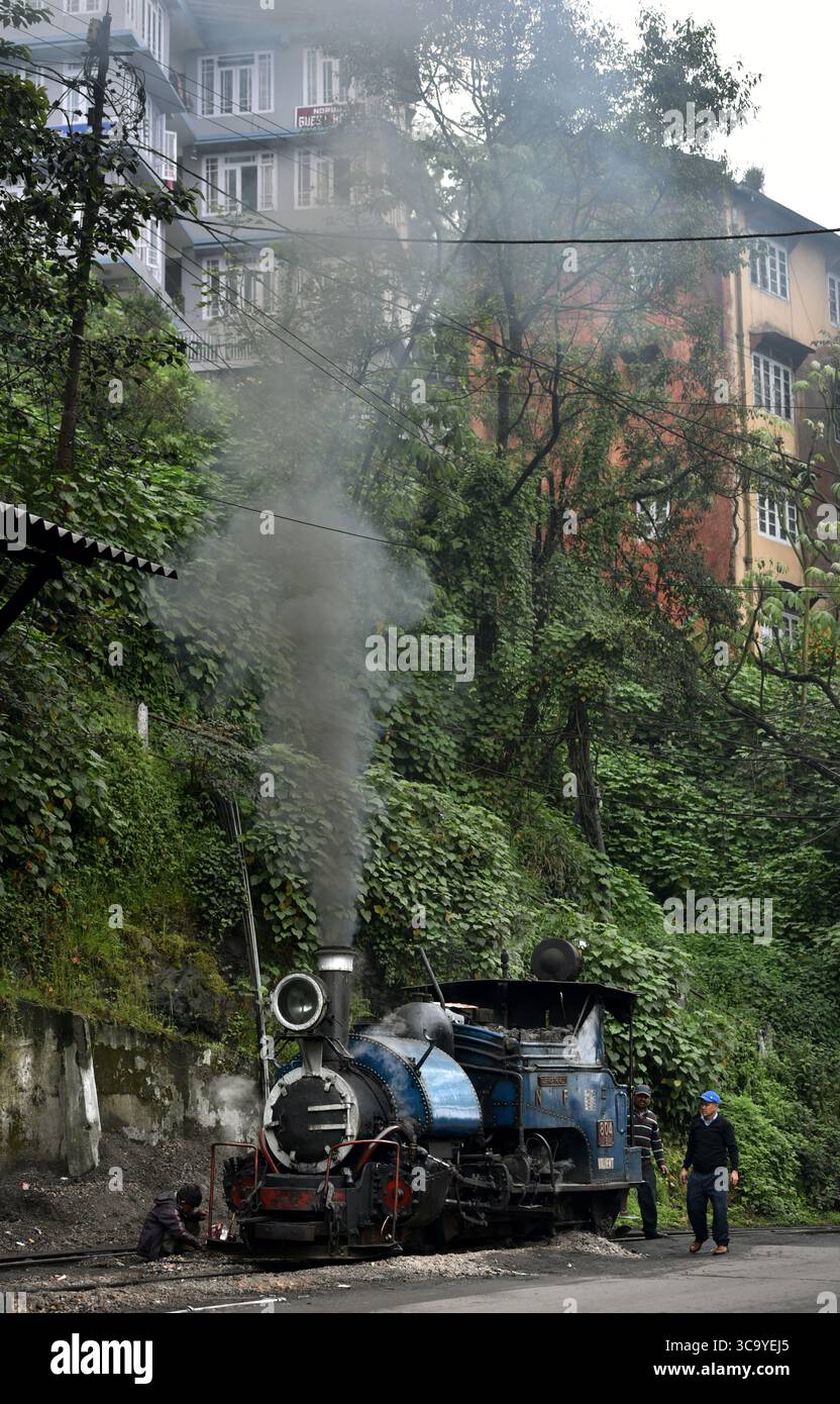 Un motore di Darjeeling Toy Train è stato riparato in un locale capannone a Darjeeling, in India. Foto Stock