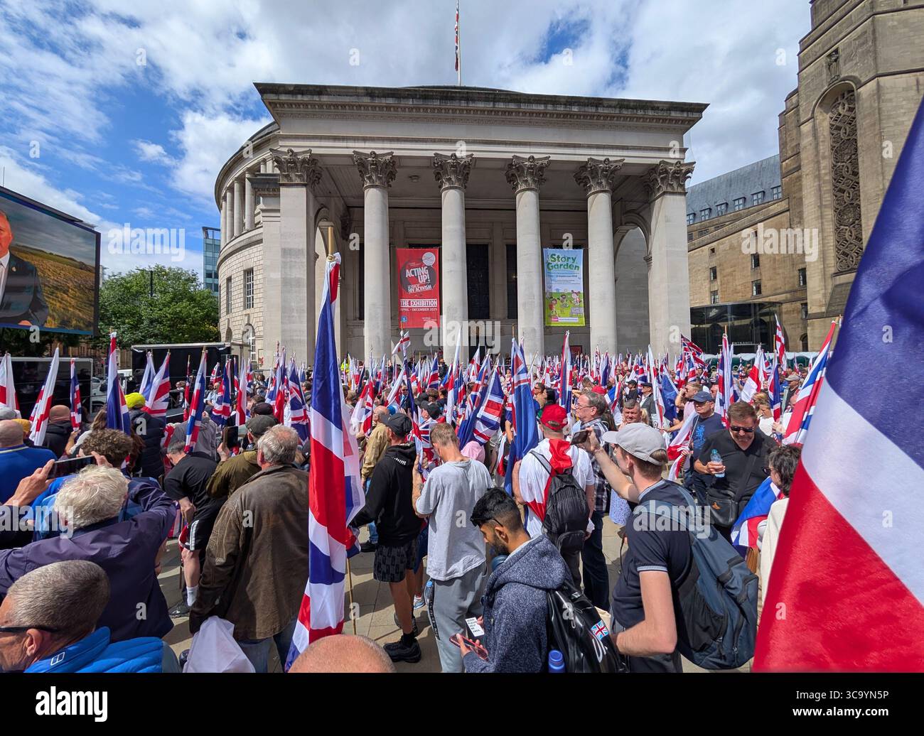 Gran Bretagna: Prima marcia nel centro di Manchester il 2 agosto 2025, mostrando folle di manifestanti nel centro di Manchester, Regno Unito Foto Stock