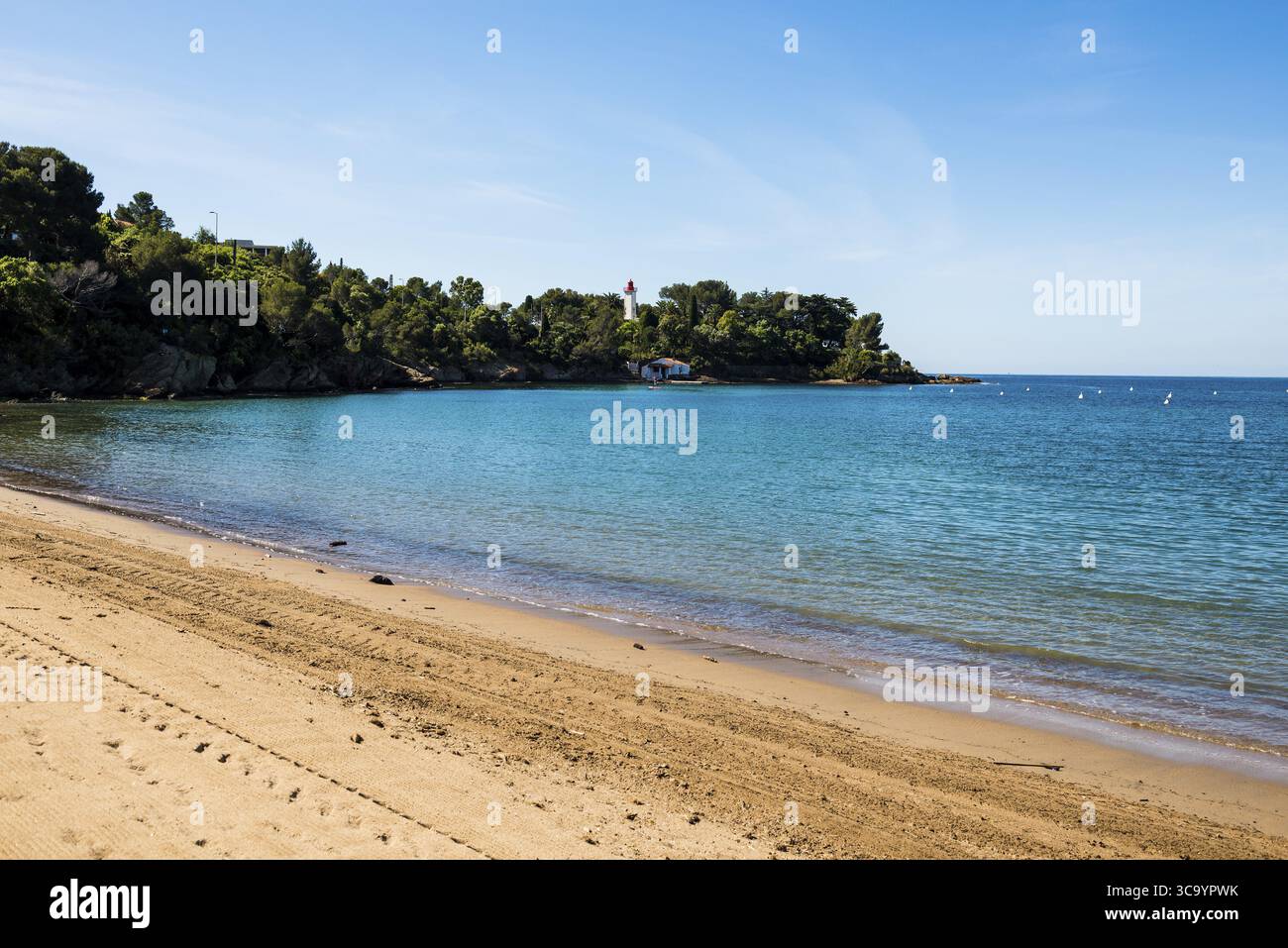 Pittoresca spiaggia e faro, Plage de la Baumette, Saint-Raphael, Massif de l'Esterel, Esterel Mountains, Departement Var, costa Azzurra, provenzale Foto Stock