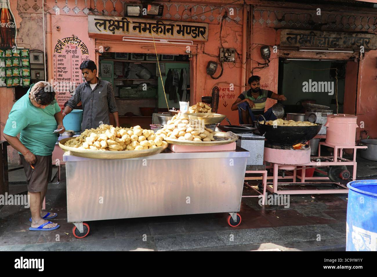 Jaipur, Rajasthan, India, Asia, uomini che preparano kachoris in una bancarella di cibo in una strada trafficata Foto Stock