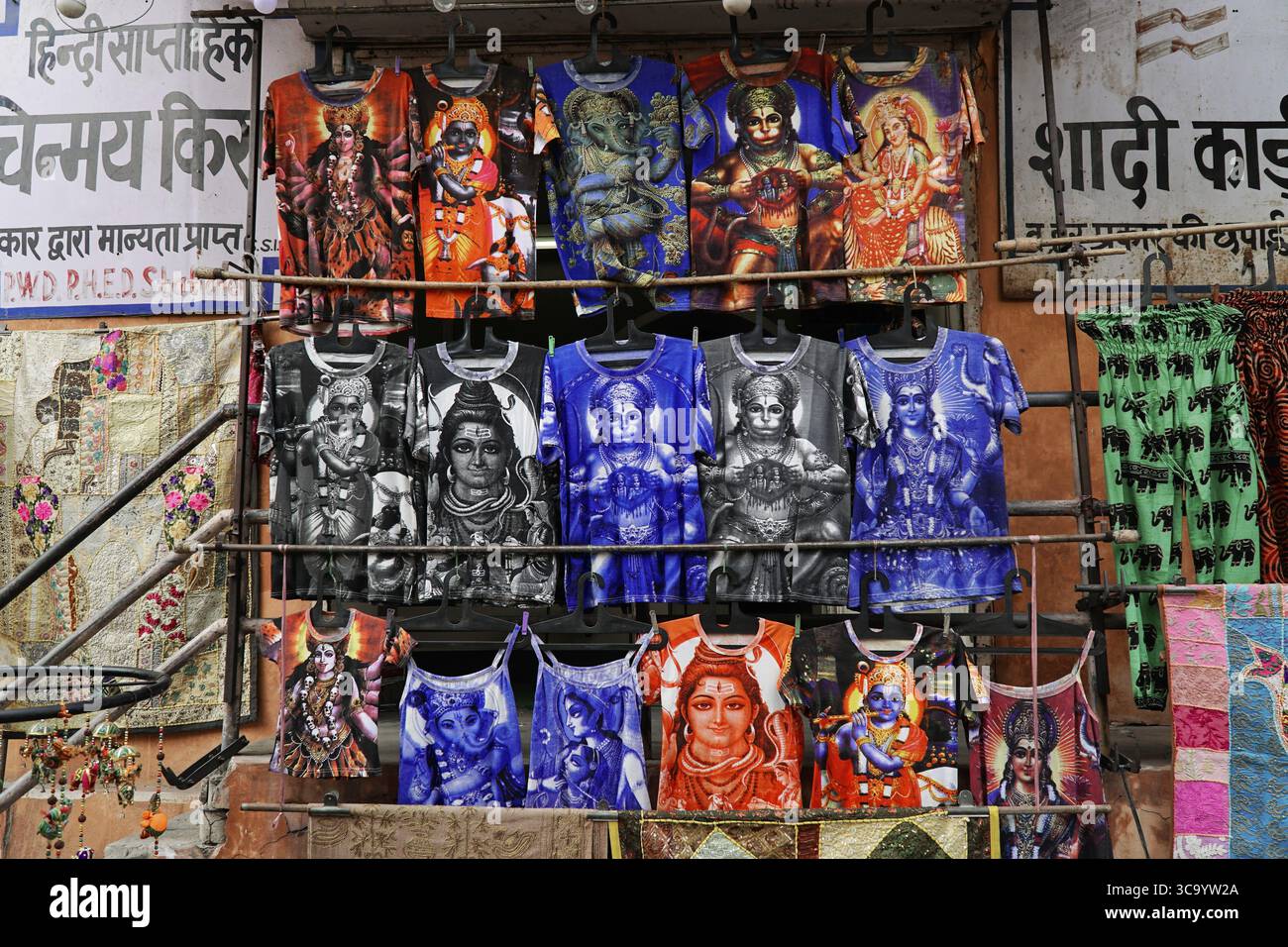 Jaipur, Rajasthan, India, Asia, T-shirt delicate, motivi religiosi colorati in un negozio di strada indiano Foto Stock