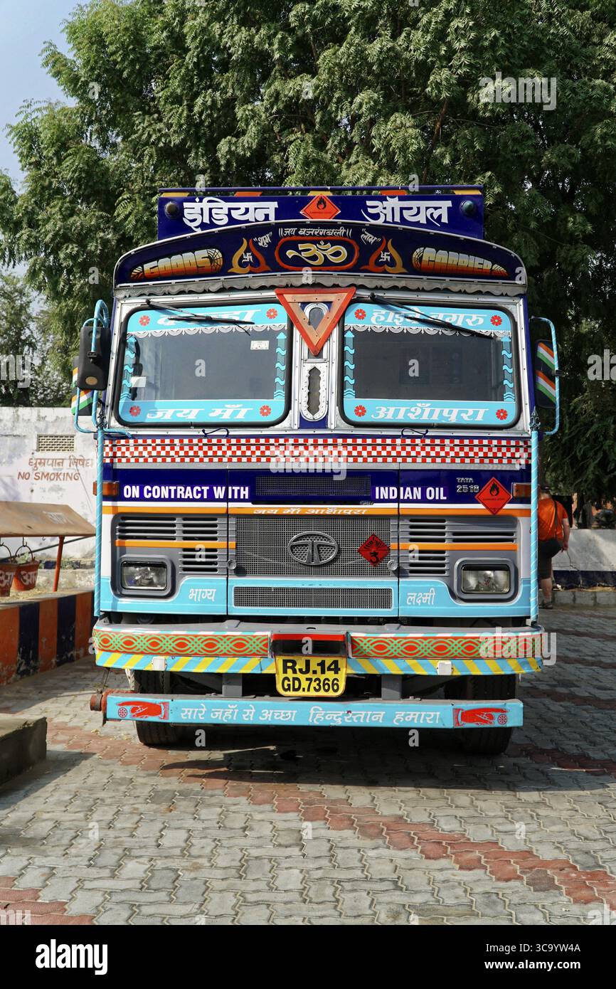 Jaipur, Rajasthan, India settentrionale, India, Asia, camion indiano decorato con colori in piedi su una strada acciottolata Foto Stock