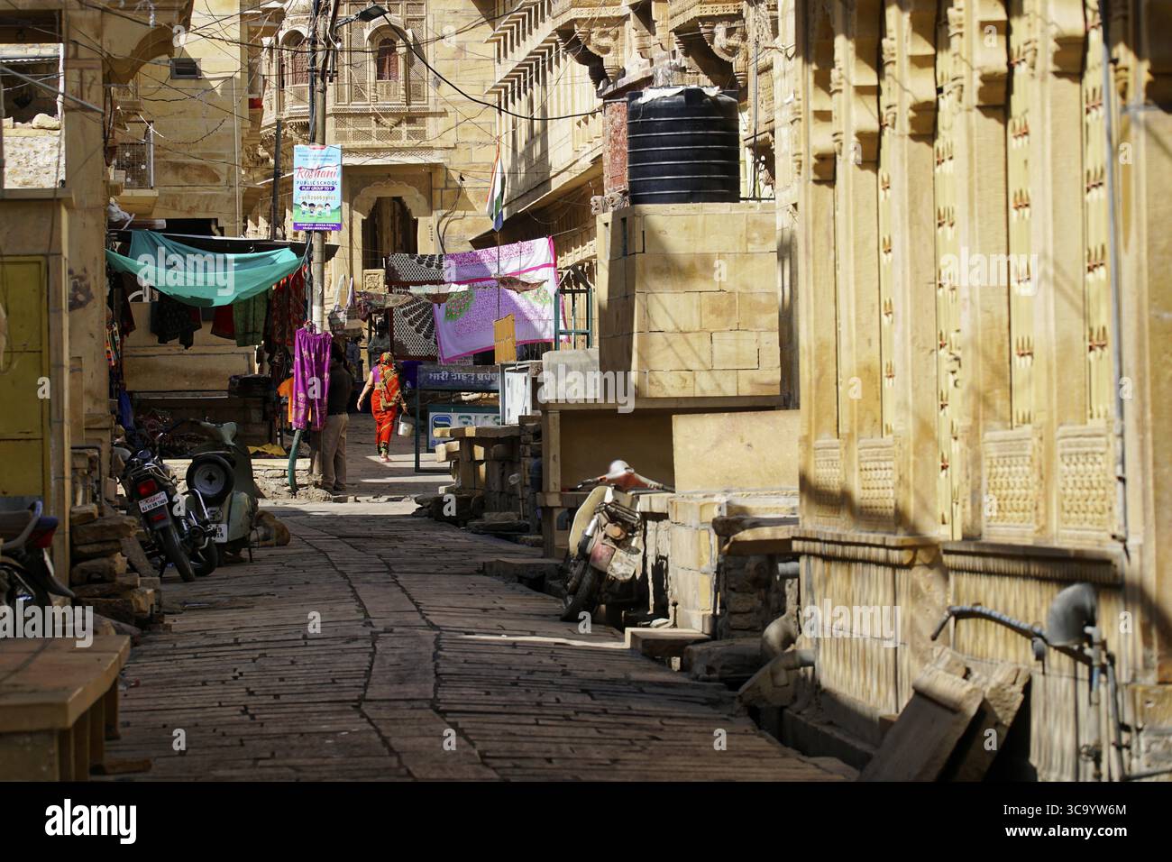 Jaisalmer, Rajasthan, India settentrionale, India, Asia, la strada del mercato rurale con edifici e poche persone Foto Stock