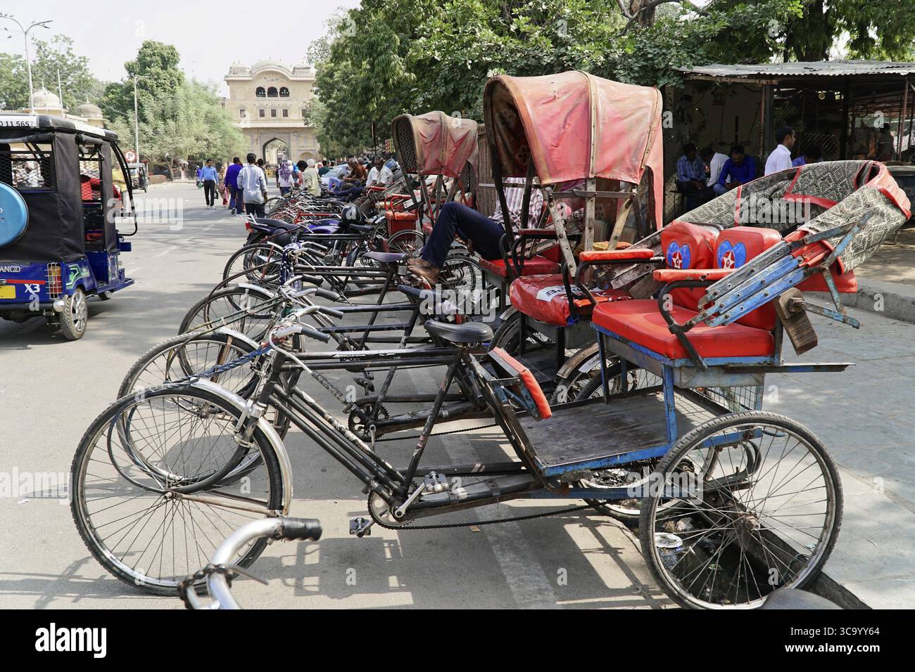 Jaipur, Rajasthan, India, Asia, fila di risciò parcheggiati in una strada urbana in un quartiere affollato Foto Stock