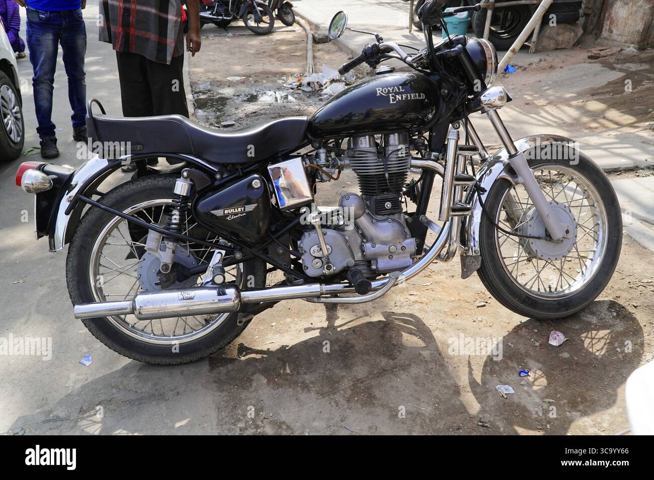 Jaipur, Rajasthan, India, Asia, Una motocicletta nera Royal Enfield si trova sul ciglio della strada Foto Stock