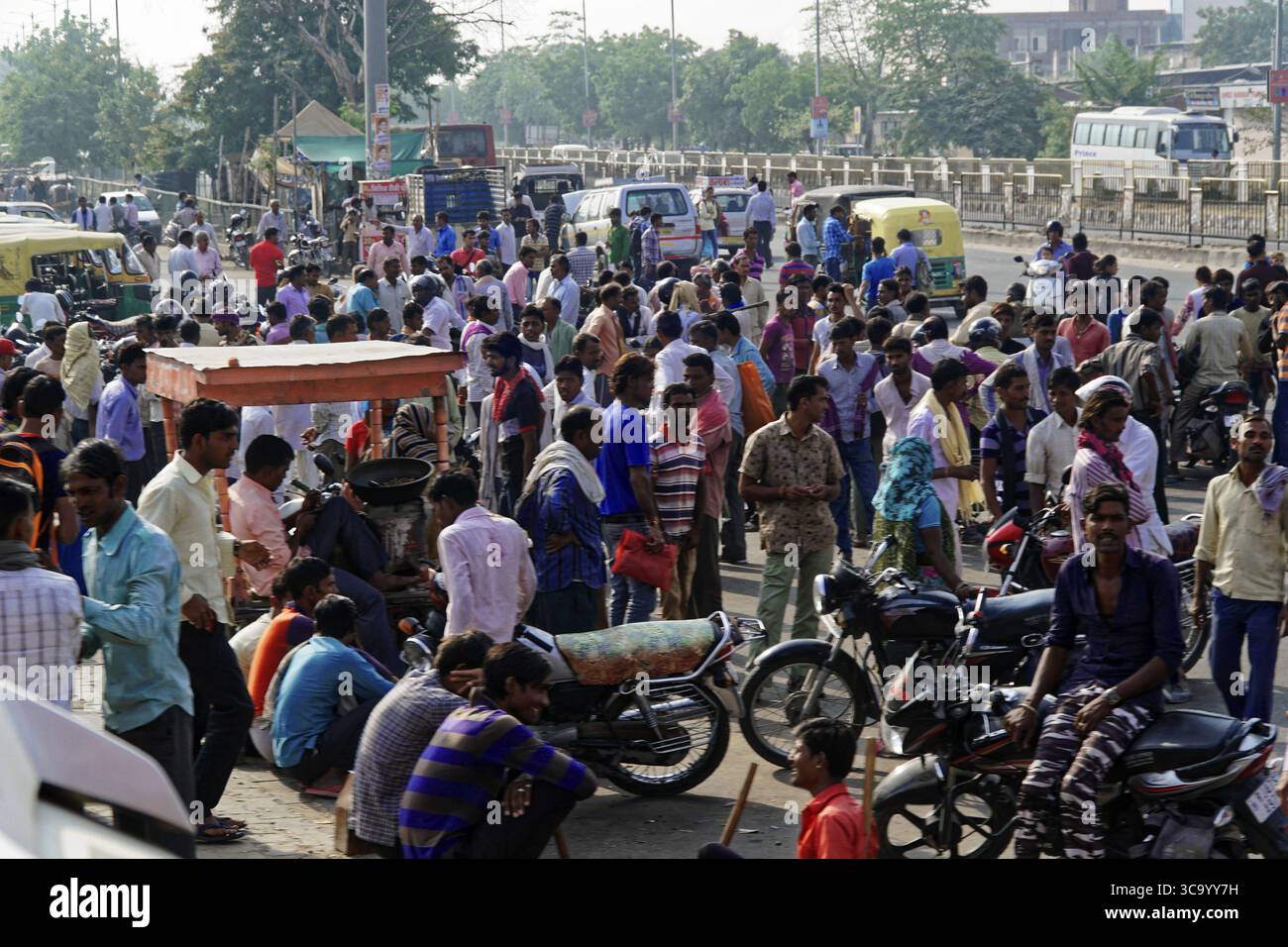 Jaipur, Rajasthan, India settentrionale, India, Asia, una grande folla di persone e veicoli si radunano in una strada trafficata Foto Stock