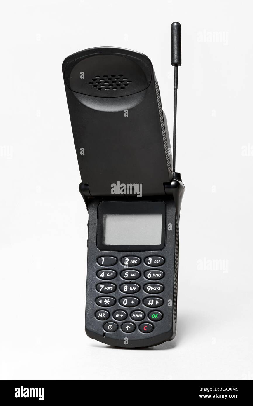 Telefono cellulare vecchio stile con tastiera e piccolo schermo che mostra il design iconico della tecnologia di comunicazione degli anni '1990 Foto Stock