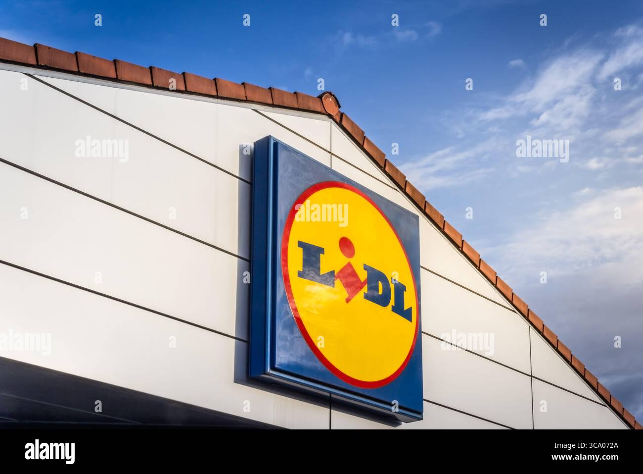 Hockenheim, Germania, 13 luglio 2025: Insegna LIDL. Lidl è una catena tedesca di supermercati con molte sedi in Europa Foto Stock