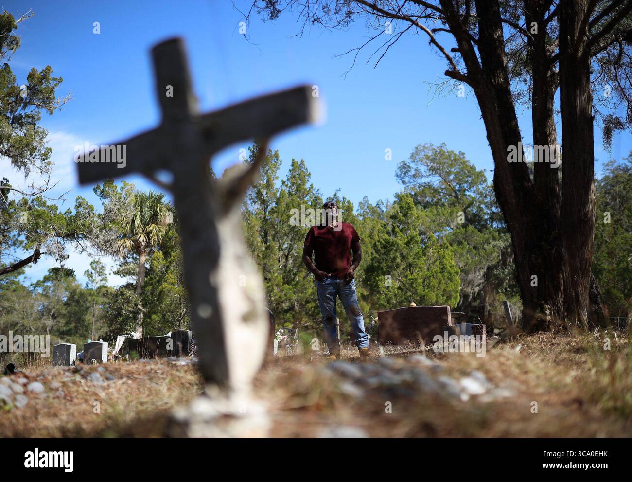 8 febbraio 2021, Sumner, FL: Il professore in pensione della FIU Marvin Dunn si trova nel cimitero di Shiloh, fondato nel XIX secolo quando la città di Sumner nella contea di Levy era una vivace città di mulini. Dunn, visto qui l'8 febbraio 2021, crede che le vittime nere di Rosewood siano state sepolte in tombe non segnate dietro il cimitero di Shiloh. (Immagine di credito: © Carl Juste/Miami Herald tramite ZUMA Press Wire) Foto Stock