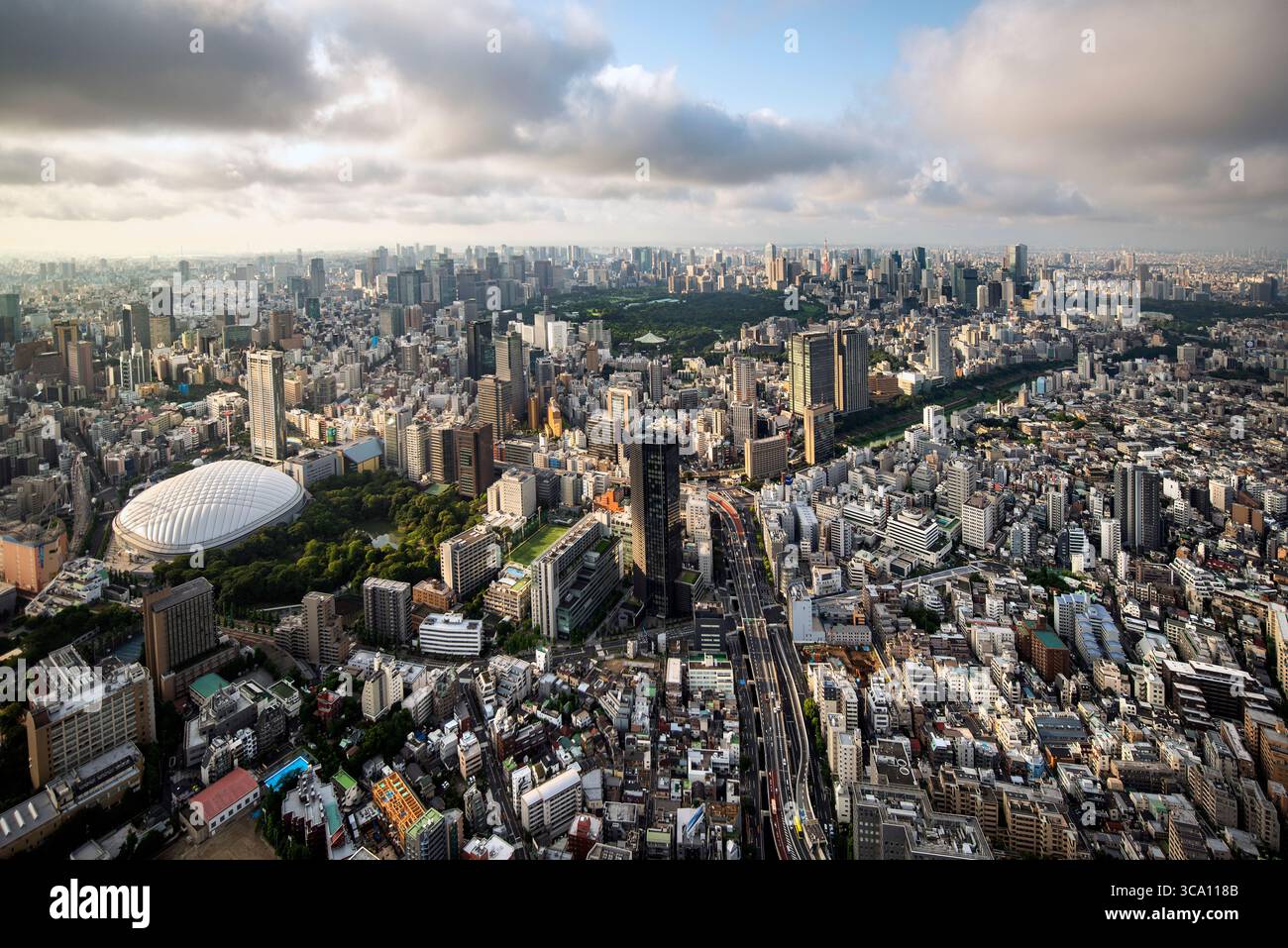 Vista aerea dello stadio sportivo Tokyo Dome nel centro di Tokyo, Giappone Foto Stock