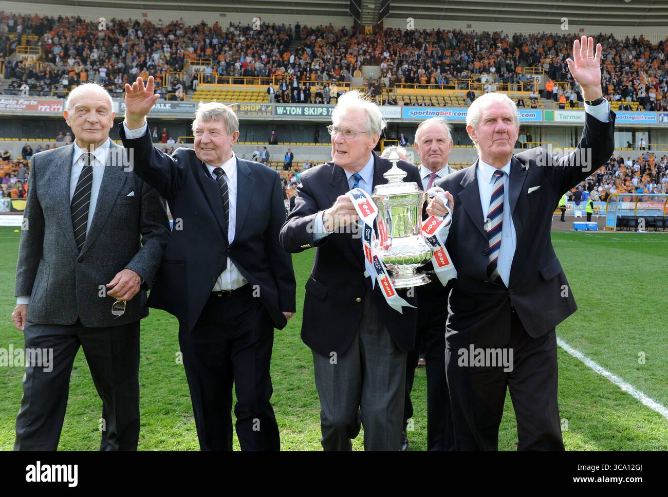 L'ex capitano dei Wolverhampton Wanderers Bill Slater e l'ex capitano dei Blackburn Rovers Ron Clayton con la fa Cup 50 anni dopo la vittoria dei Wolves a Wembley. Gli altri giocatori dei Wolves sono Malcolm Finlayson, George Showell e Gerry Harris. Foto Stock