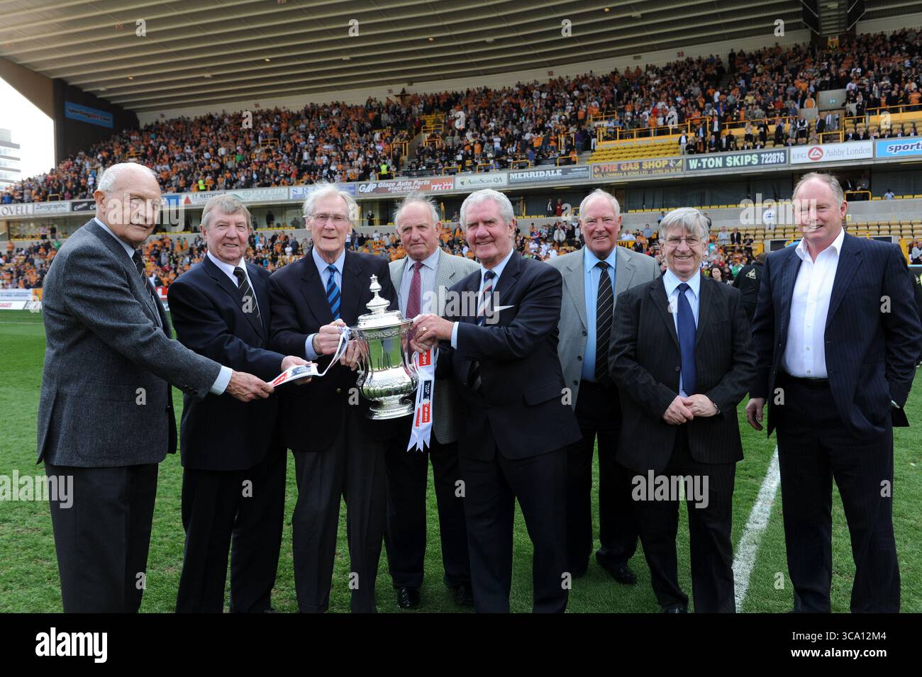 Steve Morgan, presidente del Wolverhampton Wanderers Football Club (a destra), con ex finalisti Wolves e Blackburn Cup dalla finale del 1960. LtoR con la fa Cup sono Malcolm Finlayson, George Showell, Bill Slater, Gerry Harris, Ronnie Clayton, Ron Flowers, Bryan Douglas Foto Stock