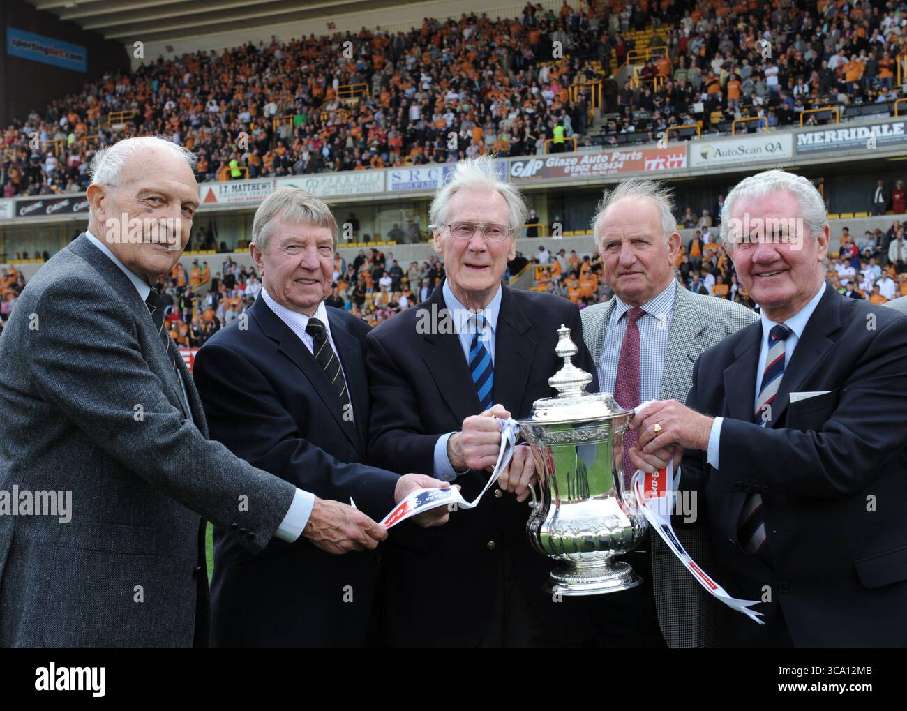 Ex finalisti della Coppa Wolverhampton Wanderers e Blackburn Rovers dalla finale del 1960. LtoR con la fa Cup sono Malcolm Finlayson, George Showell, Bill Slater, Gerry Harris, Ronnie Clayton. Foto Stock
