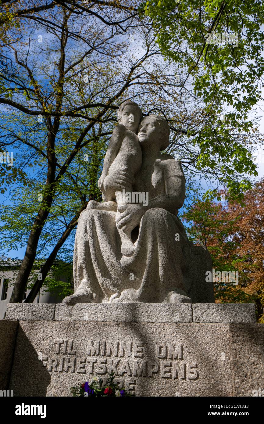 Statua commemorativa della seconda guerra mondiale di fronte alla cattedrale di Nidaros, Trondheim, Norvegia, che si trova sulla riva sud del fiordo di Trondheim alla foce Foto Stock