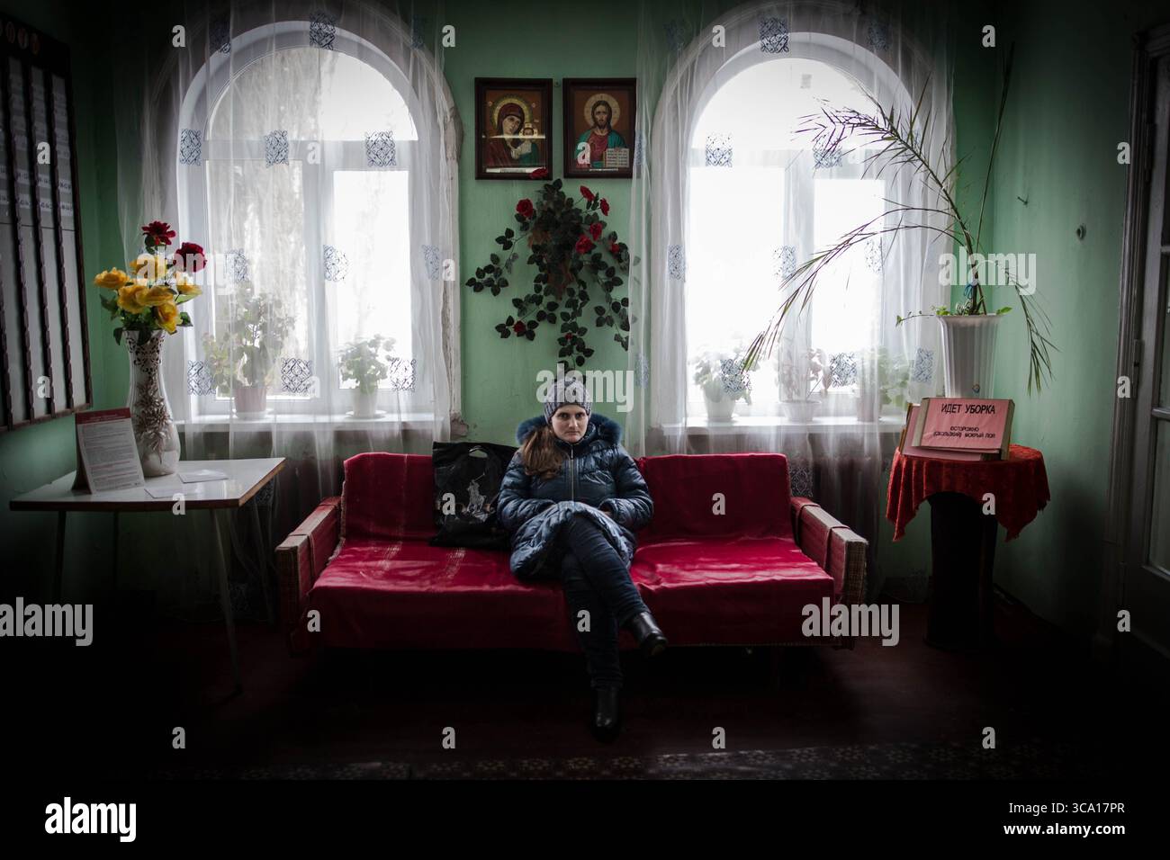 12 febbraio 2018 - Toretsk, Donbass, Ucraina - sala d'attesa del direttore dell'ospedale di Toretsk. Toretsk è una città mineraria nell'Oblast di Donetsk, Ucraina. La sua popolazione era di 35.296. Ospedale centrale di Toretsk è 50% civile e 50% militare è il più importante centro ospedaliero del Donbass dopo quello di Donetsk. Il suo direttore Chuprunov Viktor Mikhailovich spiega che riceve più di 200 pazienti al giorno. Il sostegno della prima emergenza internazionale è essenziale per il funzionamento dei servizi dell'ospedale. Si traduce nel sistema di voucher, la consegna di farmaci gratuiti in farmacia. Foto Stock