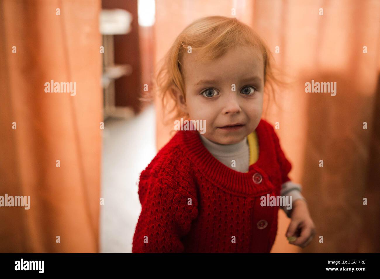 15 febbraio 2018 - Toretsk, Donbass, Ucraina - Alina 3 anni è affetta dal virus dell'AIDS. Vive con sua nonna da quando sua madre è morta di AIDS. Toretsk è una città mineraria nell'Oblast di Donetsk, in Ucraina. La sua popolazione era di 35.296. Ospedale centrale di Toretsk è 50% civile e 50% militare è il più importante centro ospedaliero del Donbass dopo quello di Donetsk. Il suo direttore Chuprunov Viktor Mikhailovich spiega che riceve più di 200 pazienti al giorno. Il sostegno della prima emergenza internazionale è essenziale per il funzionamento dei servizi dell'ospedale. Ne risulta Foto Stock