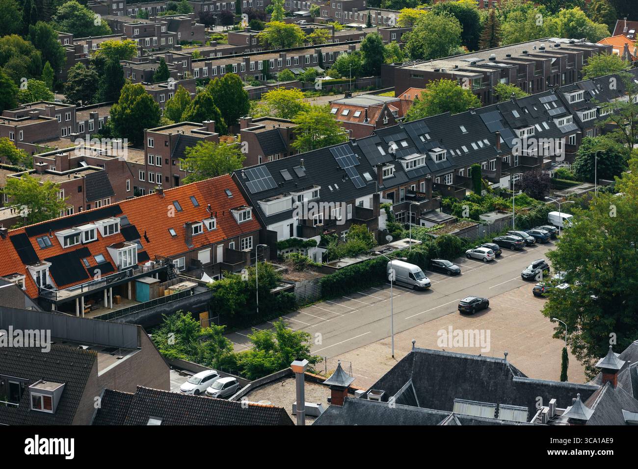Eindhoven, Paesi Bassi - luglio 2025: Paesaggio urbano meridionale, vista di edifici olandesi e case private con piante verdi nei luoghi pubblici. Città accogliente Foto Stock