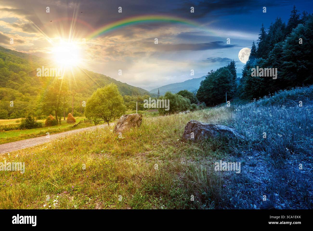 paesaggio di campagna con cielo coperto in estate. concetto di cambiamento di orario diurno e notturno. foresta sulla collina erbosa con sole e luna al crepuscolo. nuvoloso Foto Stock