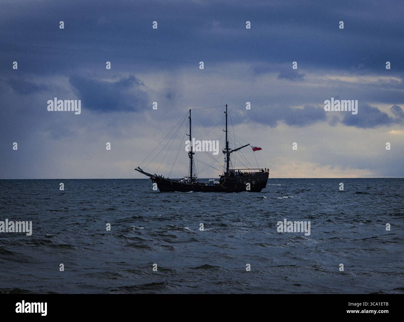 Antico veliero sul Mar Baltico sotto un cielo nuvoloso, la Polonia. Foto Stock