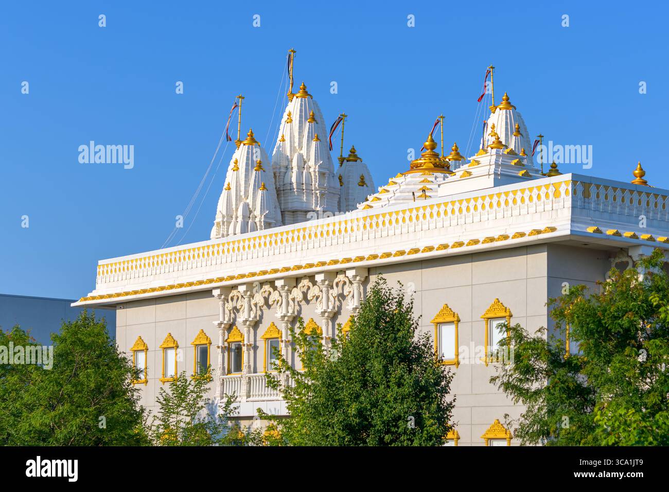 Il tempio Jain Shikar-Bandhi al 441 di Ellesmere Road presenta cupole bianche, guglie dorate e intricate incisioni. Foto Stock