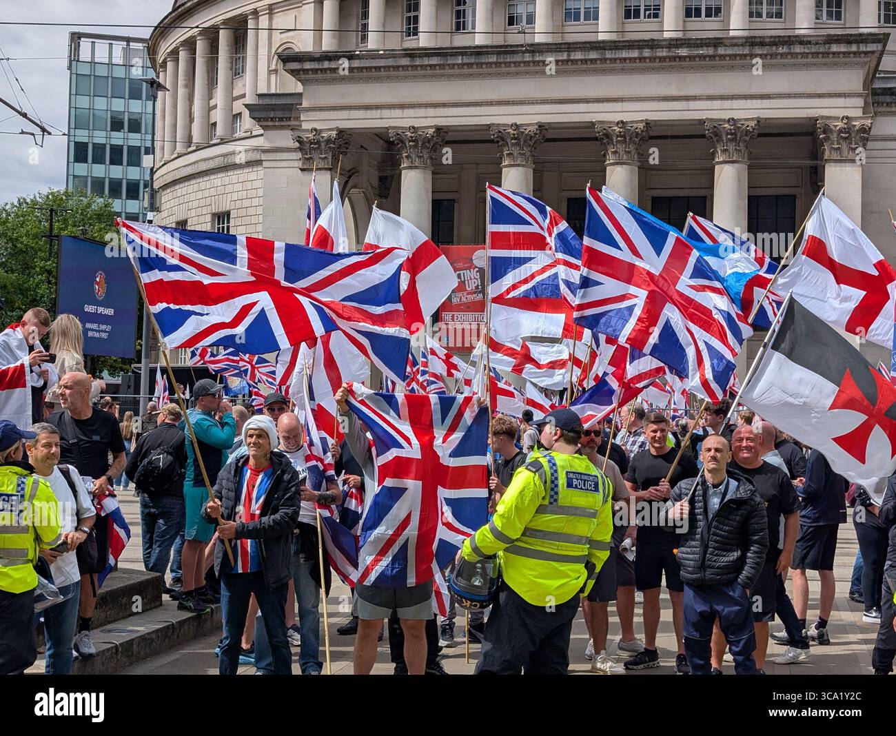 Manchester, Regno Unito, 2 agosto 2025. La prima marcia di protesta in Gran Bretagna nel centro della città, attirando sostenitori e contro-manifestanti, con la polizia presente Foto Stock