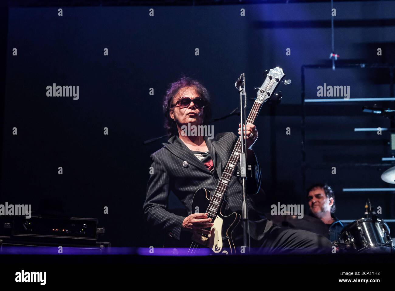 Termoli, Italia. 5 agosto 2025. Roberto Dellera del le vibrazioni si esibisce dal vivo sul palco durante il loro tour del 2025. Credito: SOPA Images Limited/Alamy Live News Foto Stock