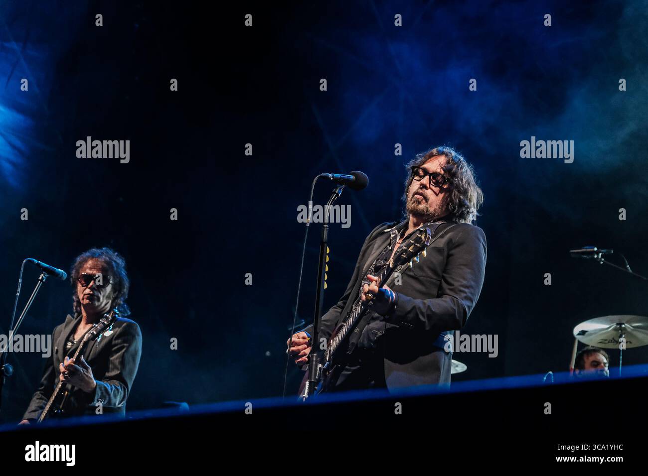 Termoli, Italia. 5 agosto 2025. Francesco Sarcina (R) e Roberto Dellera (L) dei The le vibrazioni si esibiscono dal vivo sul palco durante il loro tour del 2025. Credito: SOPA Images Limited/Alamy Live News Foto Stock