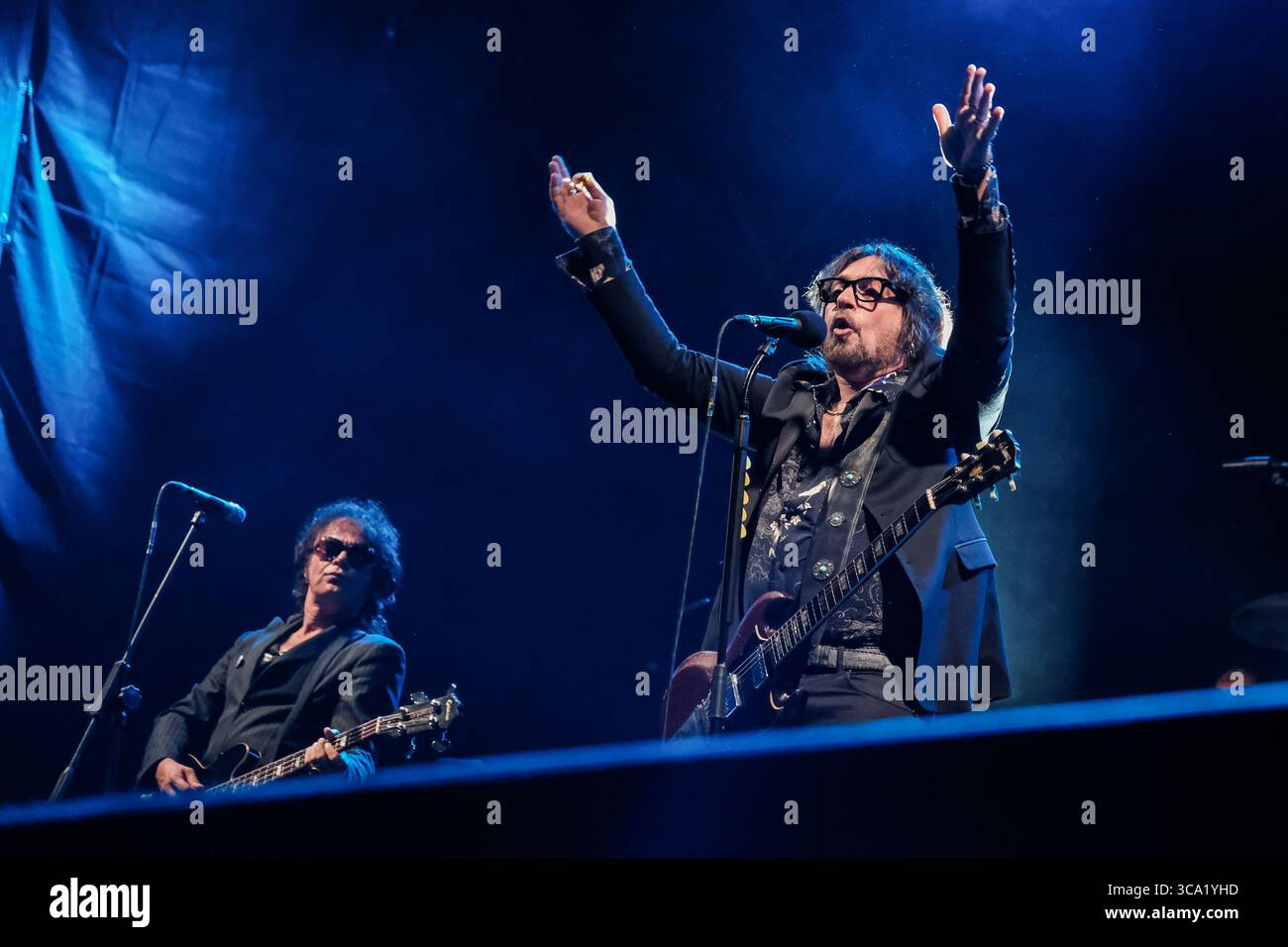 Termoli, Italia. 5 agosto 2025. Francesco Sarcina (R) e Roberto Dellera (L) dei The le vibrazioni si esibiscono dal vivo sul palco durante il loro tour del 2025. Credito: SOPA Images Limited/Alamy Live News Foto Stock