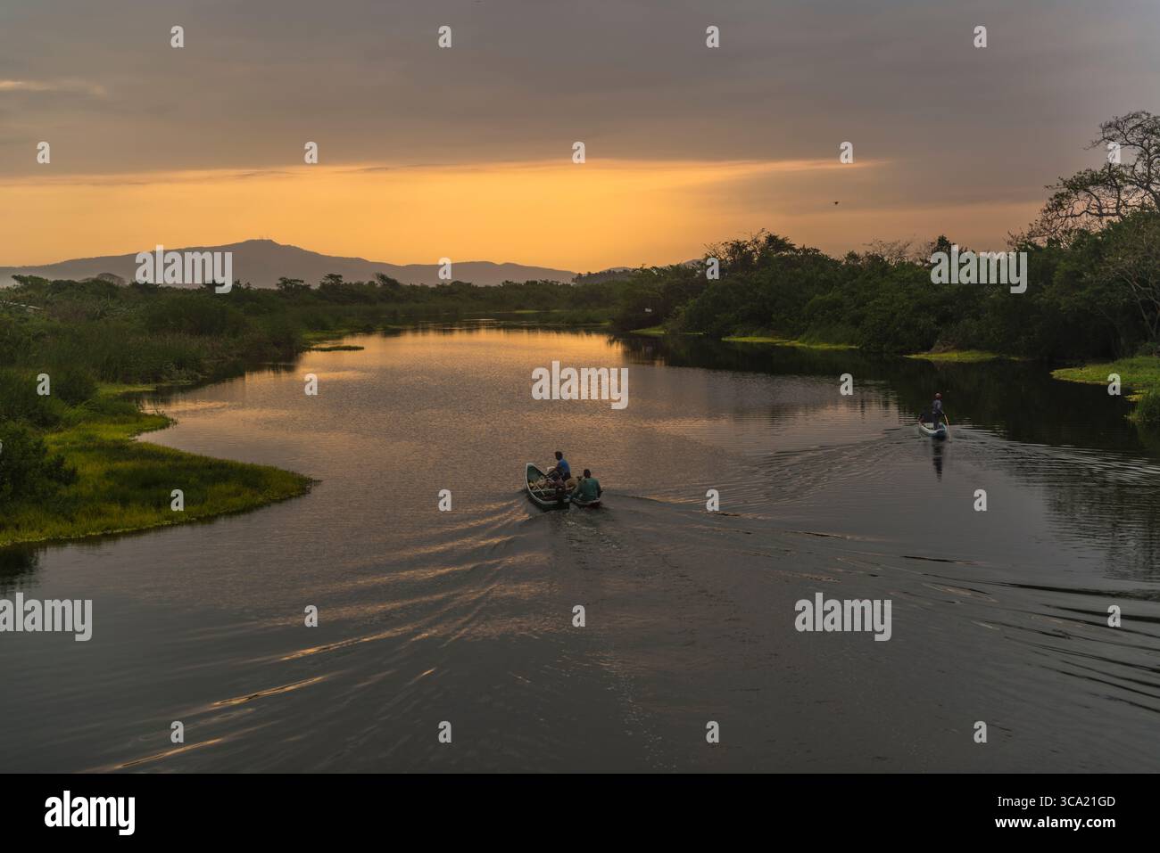 Vista dal ponte di calabash di mattina presto. Piccole barche navigano in direzione Calabash Swamp.Loma de Arena, Bolivar Department, Colombia Foto Stock