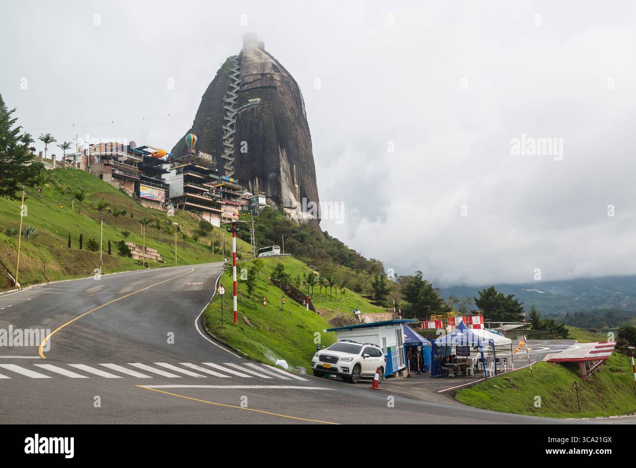 Strada per El Peñón de Guatapé con negozi turistici alla sua base. Guatapé, Dipartimento di Antioquia, Colombia Foto Stock