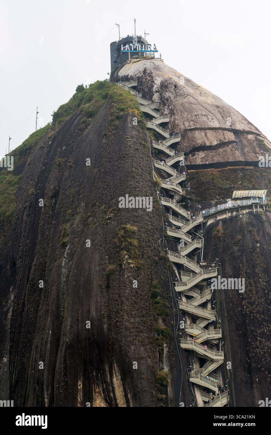 Veduta di Frog di El Peñón de Guatapé lungo la sua scala. Guatapé, Dipartimento di Antioquia, Colombia Foto Stock