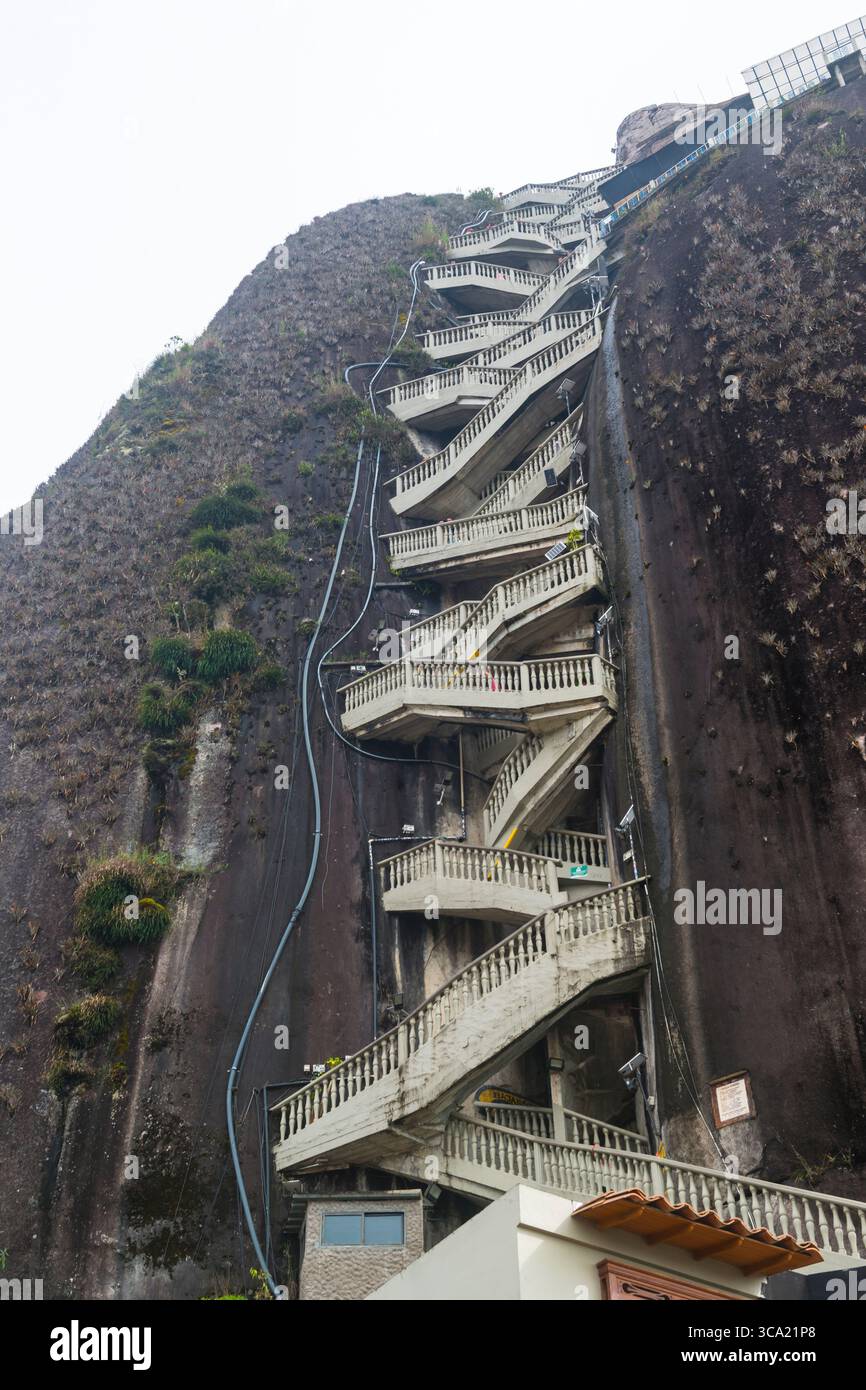 Veduta di Frog di El Peñón de Guatapé lungo la sua scala. Guatapé, Dipartimento di Antioquia, Colombia Foto Stock