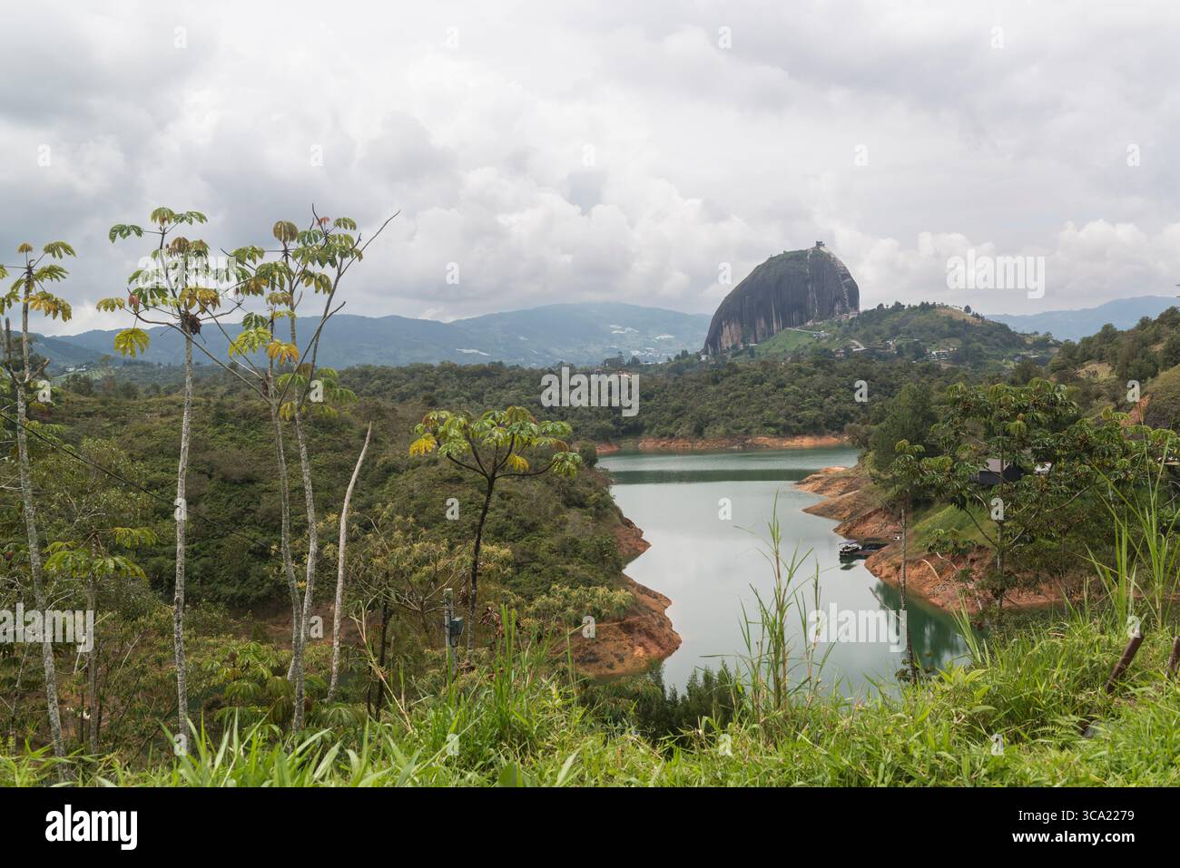 Vista di El Peñón de Guatapé e parte del Peñol-Guatapé Resevoir in primo piano. Guatapé, Dipartimento di Antioquia, Colombia Foto Stock