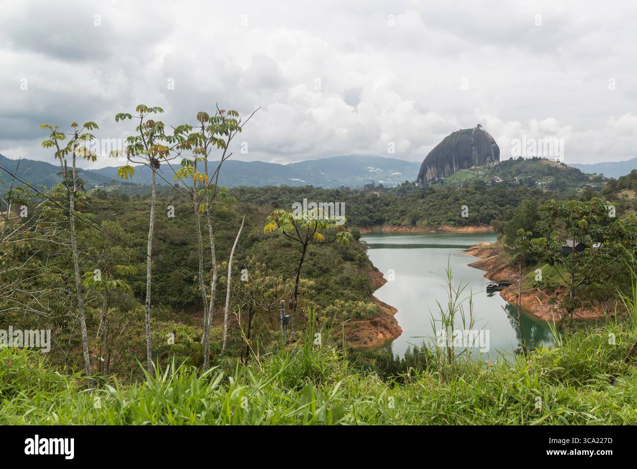 Vista di El Peñón de Guatapé e parte del Peñol-Guatapé Resevoir in primo piano. Guatapé, Dipartimento di Antioquia, Colombia Foto Stock