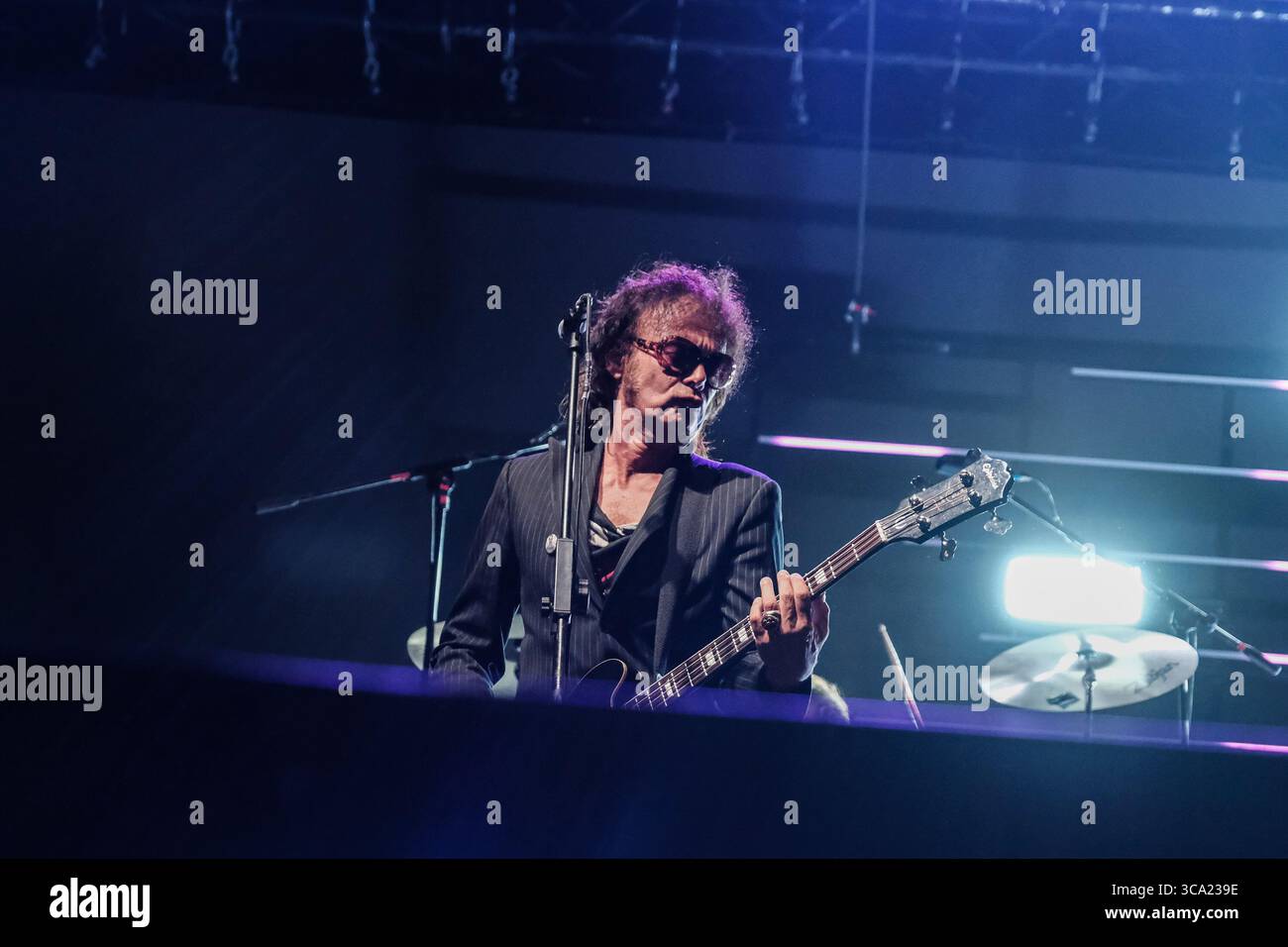 Termoli, Italia. 5 agosto 2025. Roberto Dellera del le vibrazioni si esibisce dal vivo sul palco durante il loro tour del 2025. (Foto di Elena Vizzoca/SOPA Images/Sipa USA) credito: SIPA USA/Alamy Live News Foto Stock