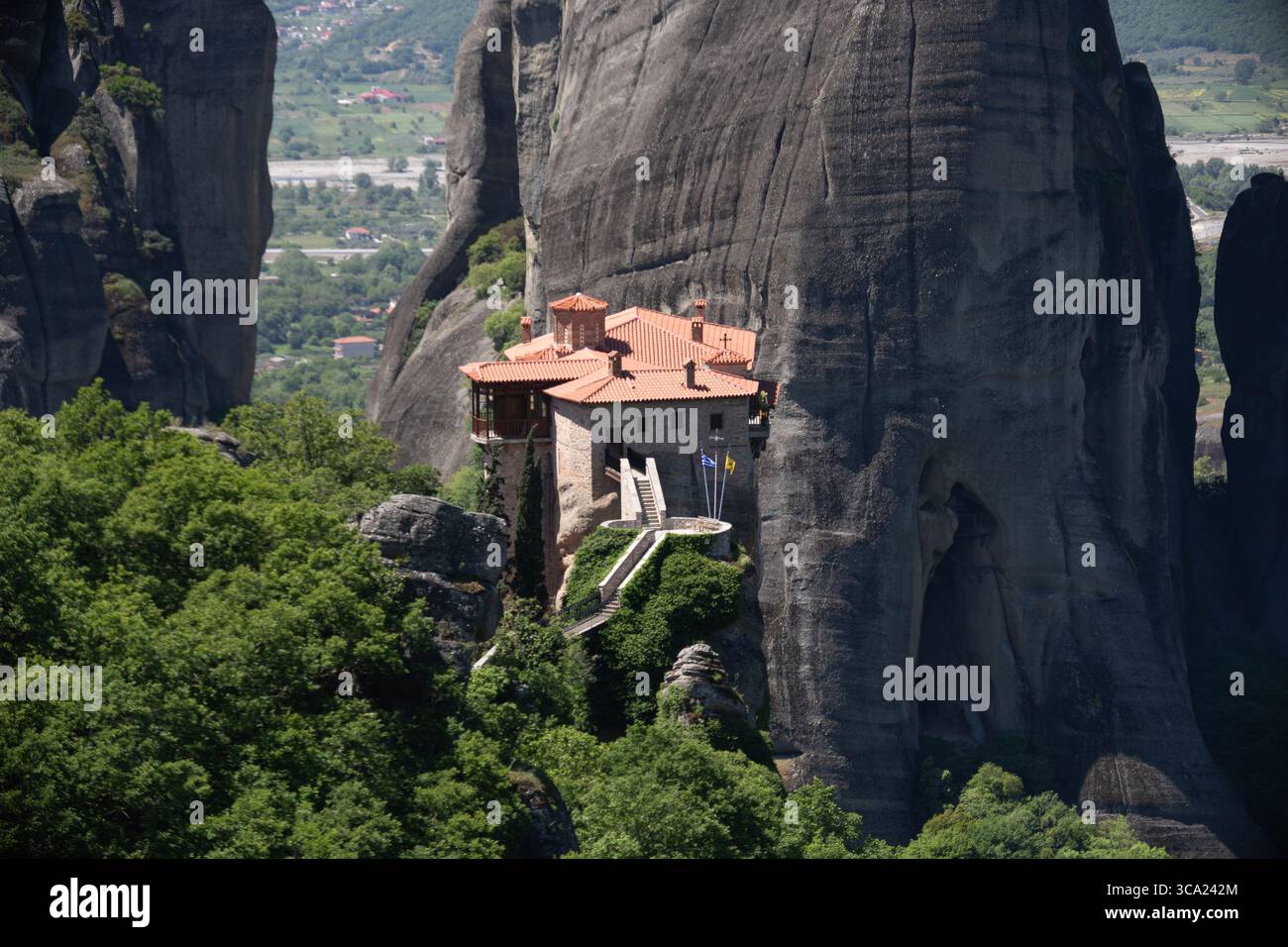 L'antico monastero arroccato in cima alle torreggianti formazioni rocciose di Meteora Foto Stock