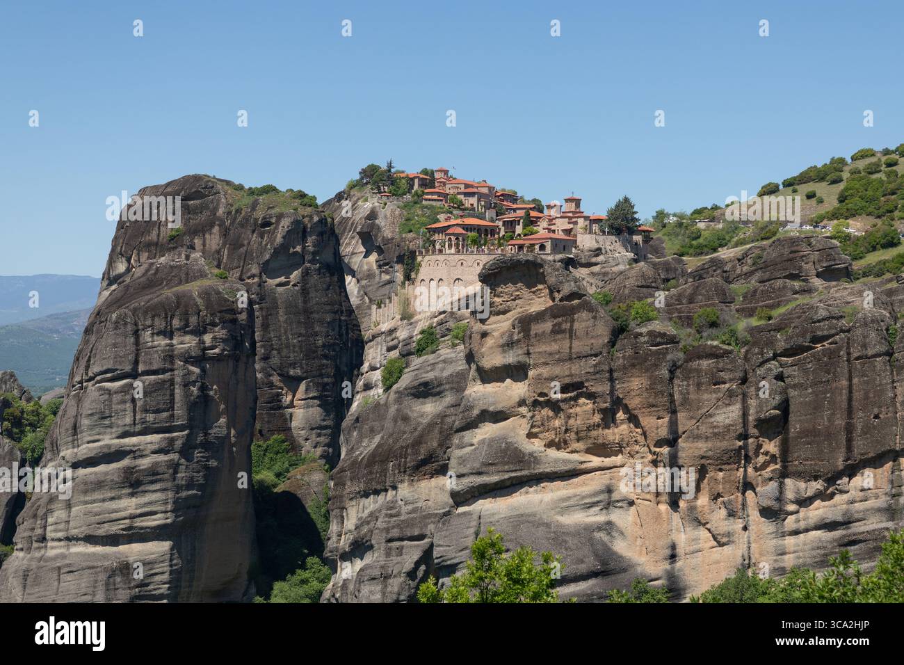 L'antico monastero arroccato in cima alle torreggianti formazioni rocciose di Meteora Foto Stock