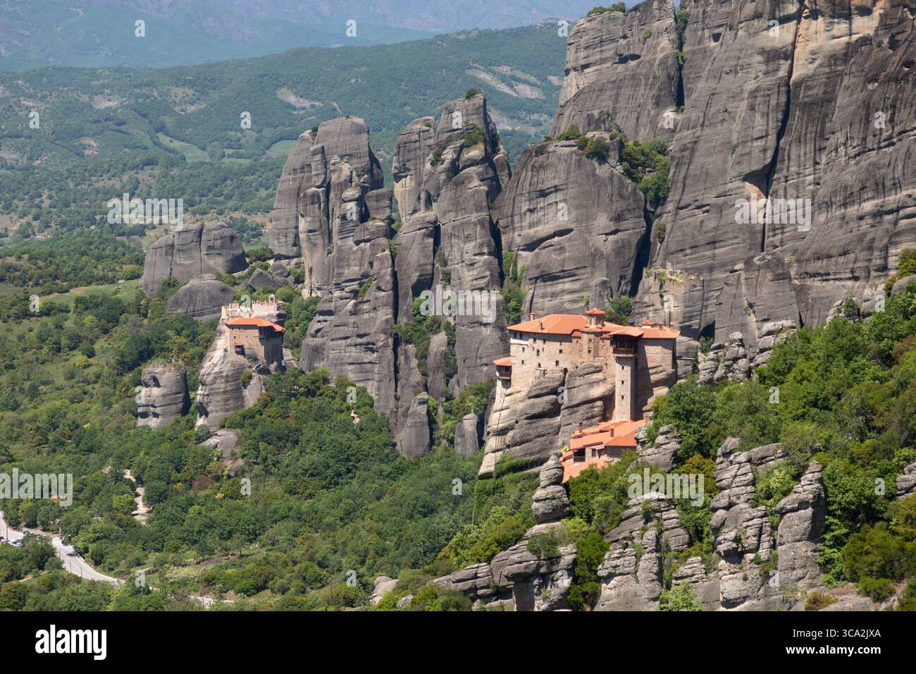 L'antico monastero arroccato in cima alle torreggianti formazioni rocciose di Meteora Foto Stock