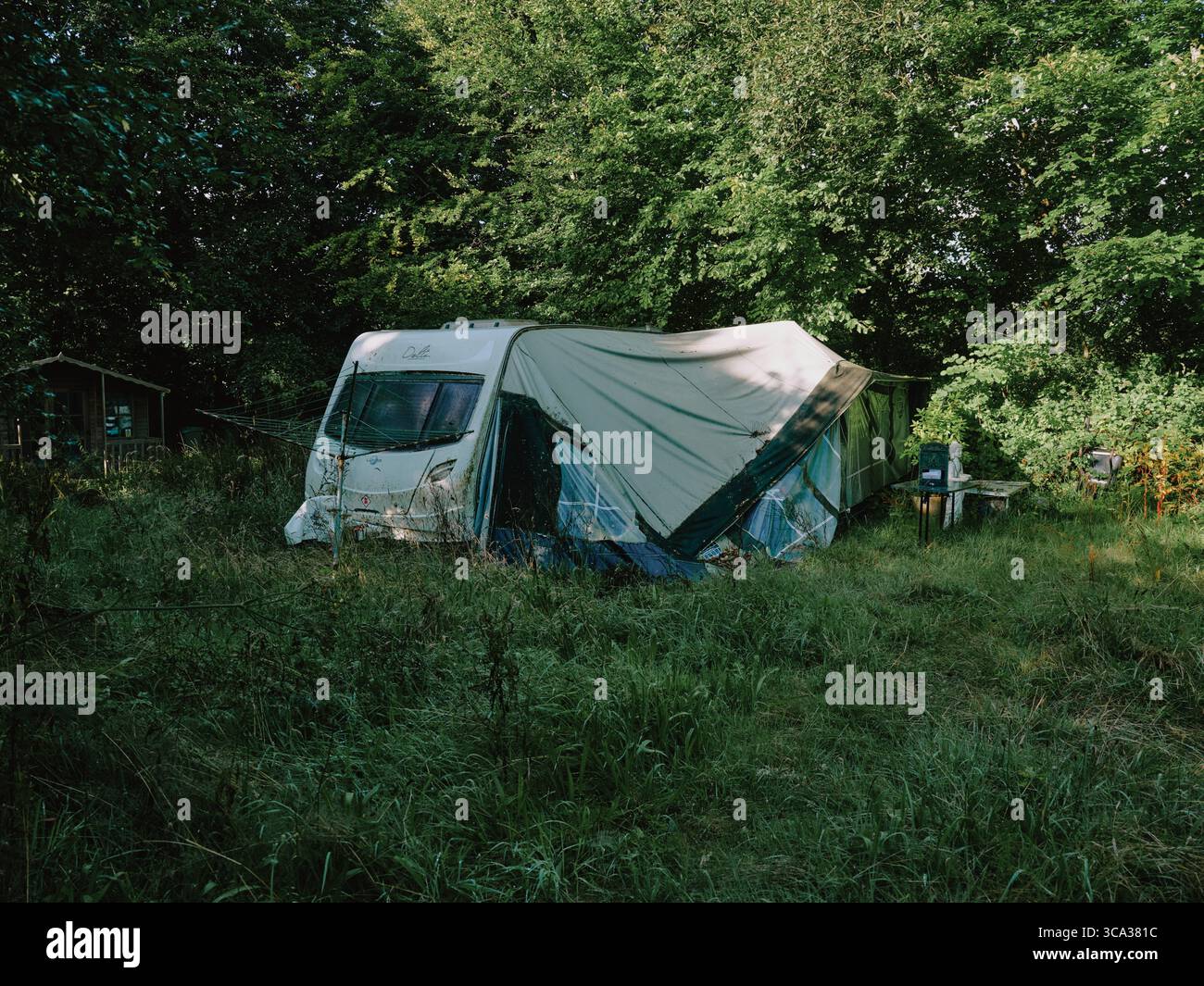 Una carovana abbandonata nel bosco Foto Stock