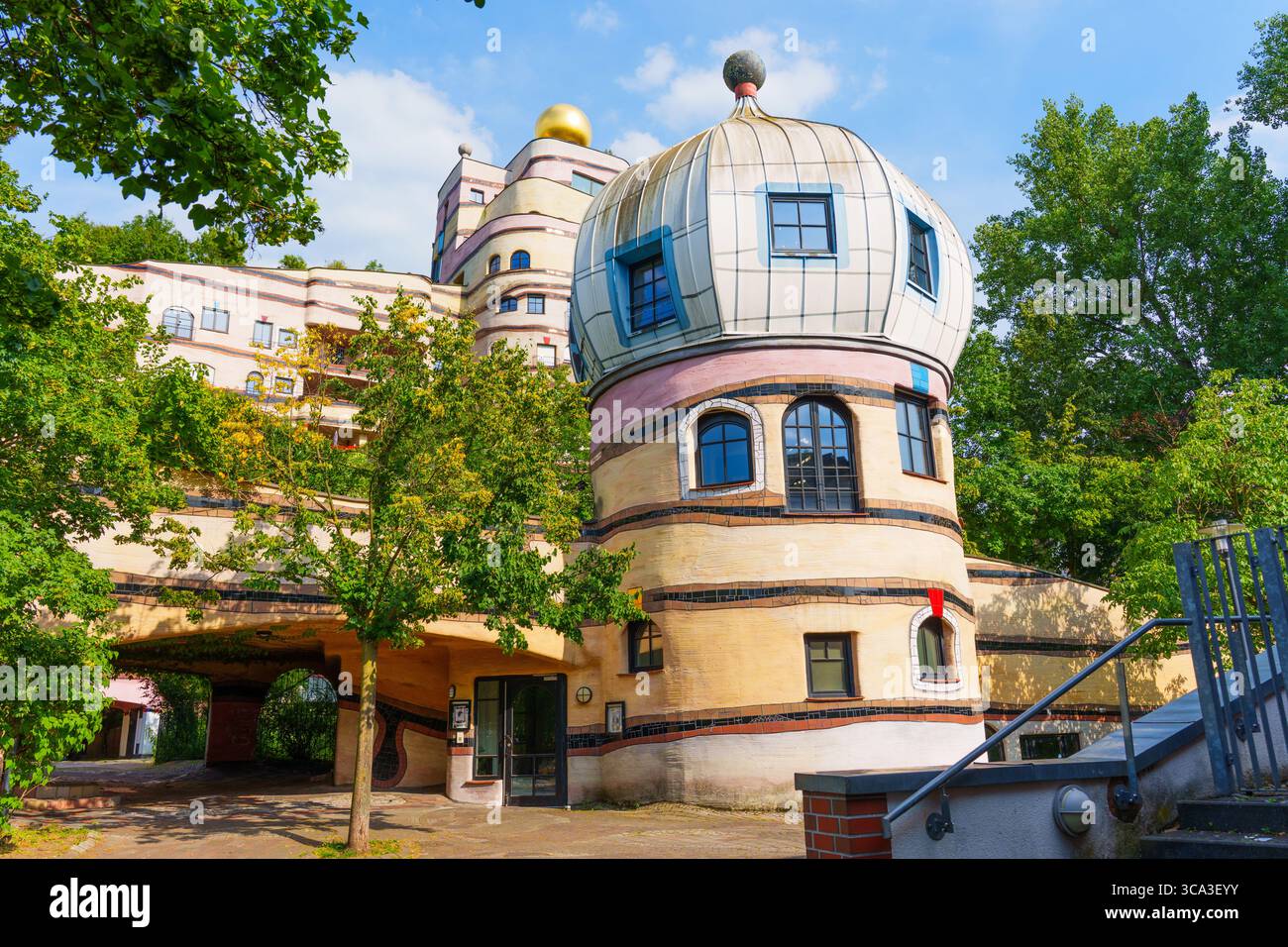 Caratteristiche architettoniche uniche del complesso residenziale Waldspirale, caratterizzato da un design stravagante con facciate colorate e una suggestiva cupola sul tetto. Foto Stock