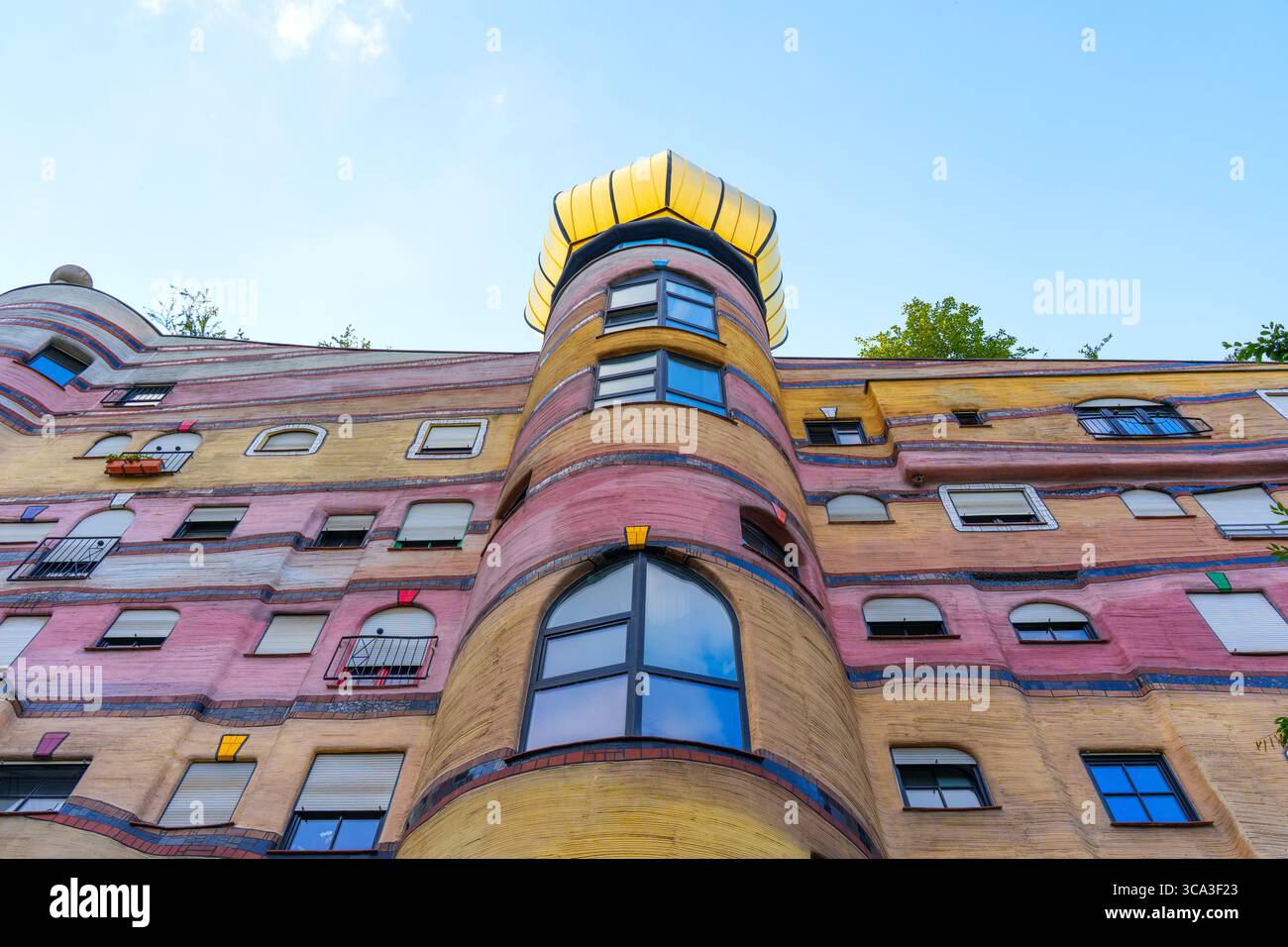 L'esterno vibrante del complesso residenziale Waldspirale con facciate colorate e caratteristiche architettoniche uniche, progettato da Friedensreich Hundertwass Foto Stock