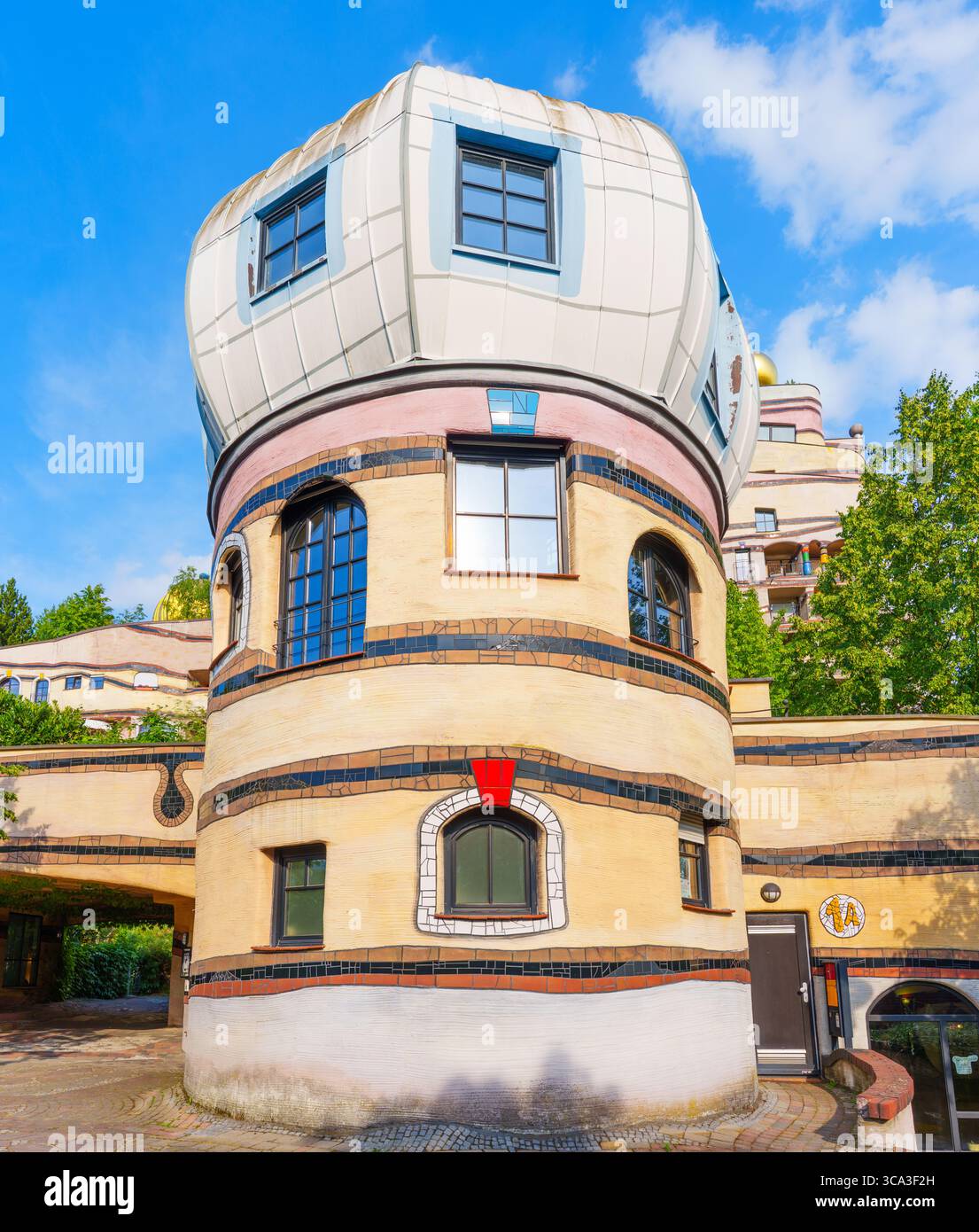Dettaglio architettonico del complesso Waldspirale caratterizzato da curve colorate, finestre uniche e una caratteristica struttura sul tetto a Darmstadt, Germania. Foto Stock