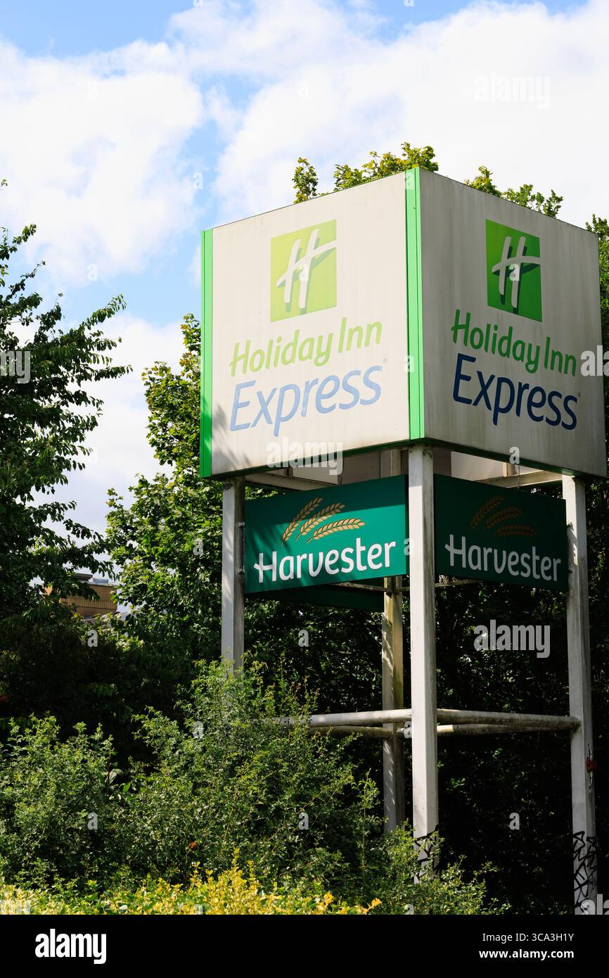 Holiday Inn Express con la torre segnaletica del ristorante Harvester. Milton Keynes, Buckinghamshire, Inghilterra Foto Stock
