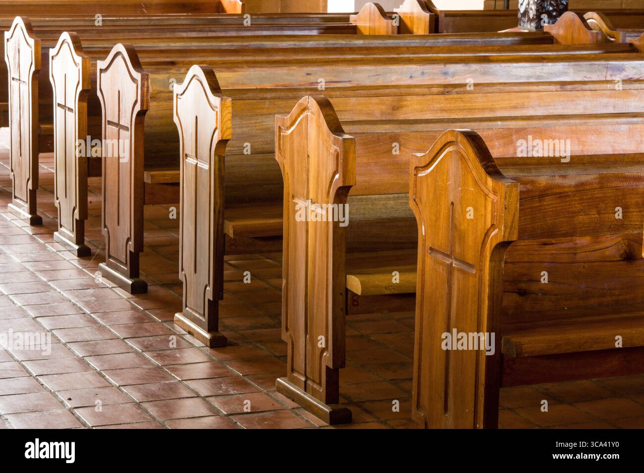 28 novembre 2008, Portobelo, Provincia del Colon, Panama: Panche di legno intagliate nella Chiesa di San Felipe o Chiesa del Cristo Nero a Portobelo, Panama. La chiesa è famosa per la statua di un Cristo Nero che si innalzò sulla riva della baia negli anni '1700 Fu spostata in questa chiesa quando fu costruita nel 1814. (Immagine di credito: © Jon G. Fuller / Vwpics/VW Pics via ZUMA Press Wire) Foto Stock