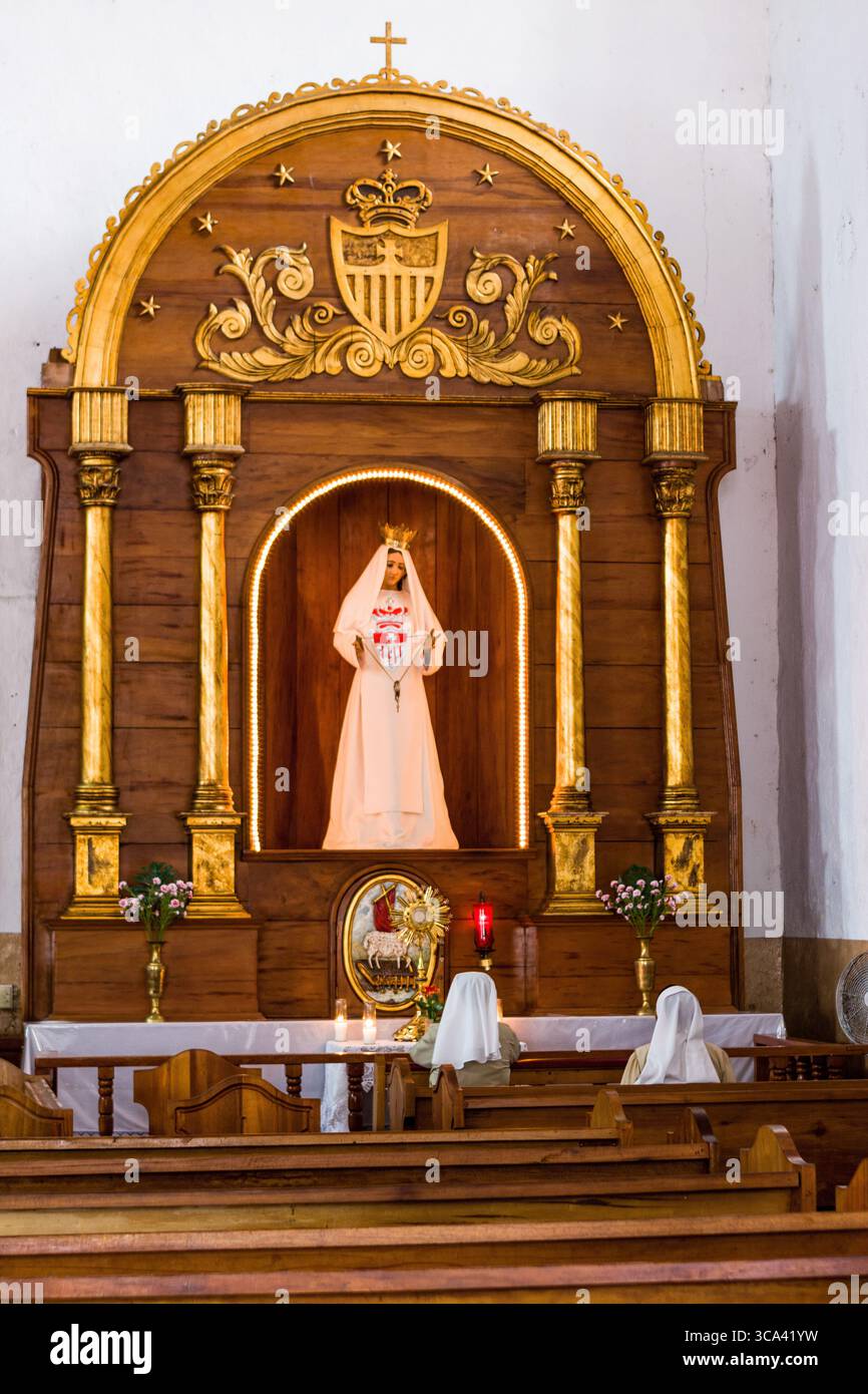 28 novembre 2008, Portobelo, Provincia del Colon, Panama: Due suore adorano davanti a una pala d'altare con una statua della Vergine Maria nella Chiesa di San Felipe o Chiesa del Cristo Nero a Portobelo, Panama. La chiesa è famosa per la statua di un Cristo Nero che si innalzò sulla riva della baia negli anni '1700 Fu spostata in questa chiesa quando fu costruita nel 1814. (Immagine di credito: © Jon G. Fuller / Vwpics/VW Pics via ZUMA Press Wire) Foto Stock