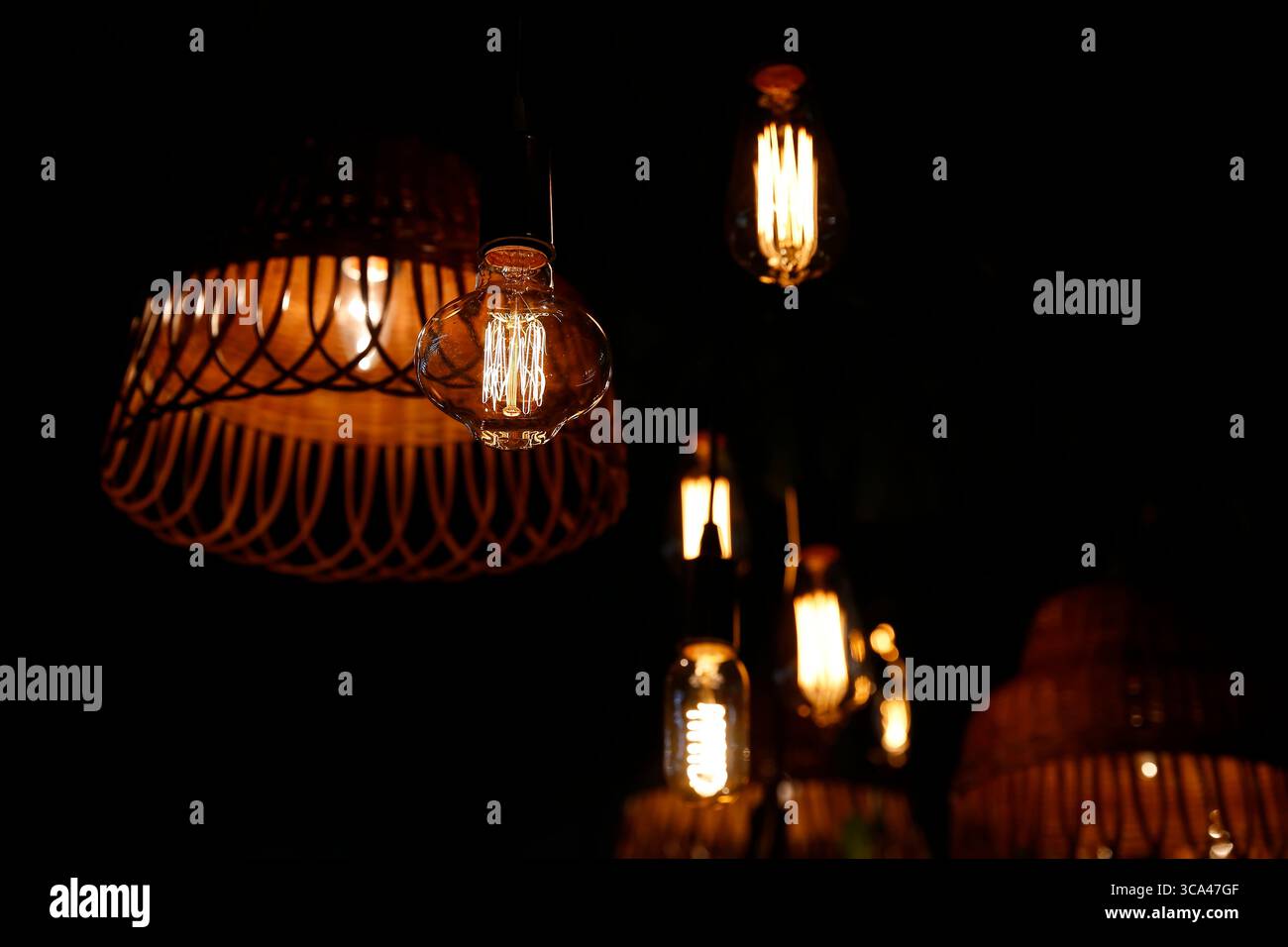 progetti d'illuminazione e arredamento vintage, con calde lampadine alogene luminose su un elegante sfondo nero Foto Stock