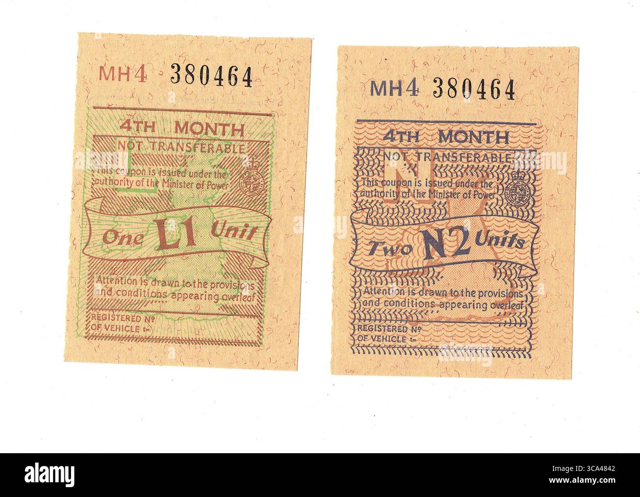 Buoni di razionamento benzina vintage del Regno Unito datati 1974 su sfondo bianco. Foto Stock