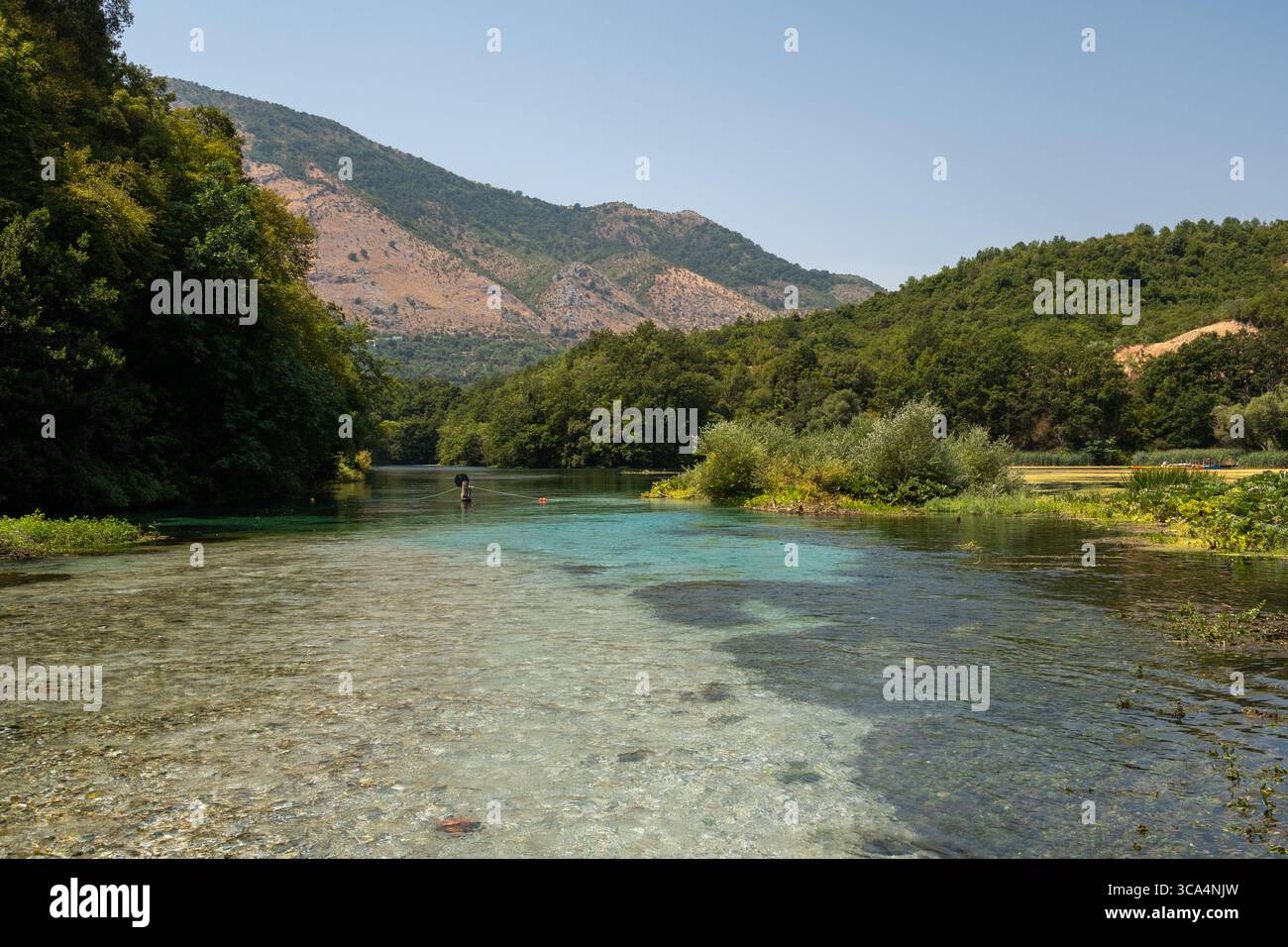 Una foto panoramica del paesaggio della sorgente Blue Eye (Syri i Kaltër) e della zona del lago circostante nel sud dell'Albania. Foto Stock