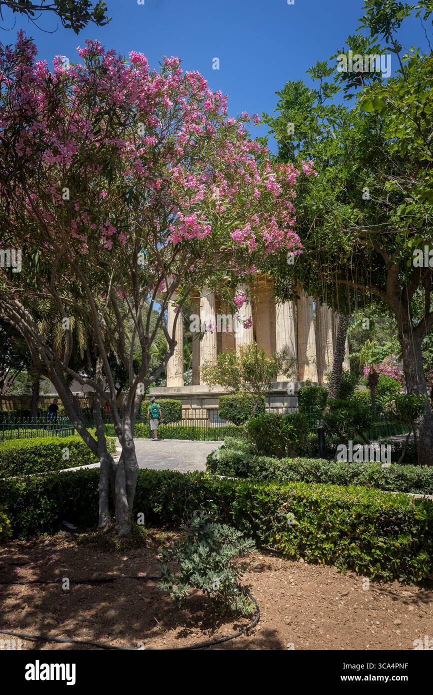 I giardini Barrakka inferiori a la Valletta, Malta. 1810 Monumento a Sir Alexander Ball, Commissario civile britannico. Foto Stock
